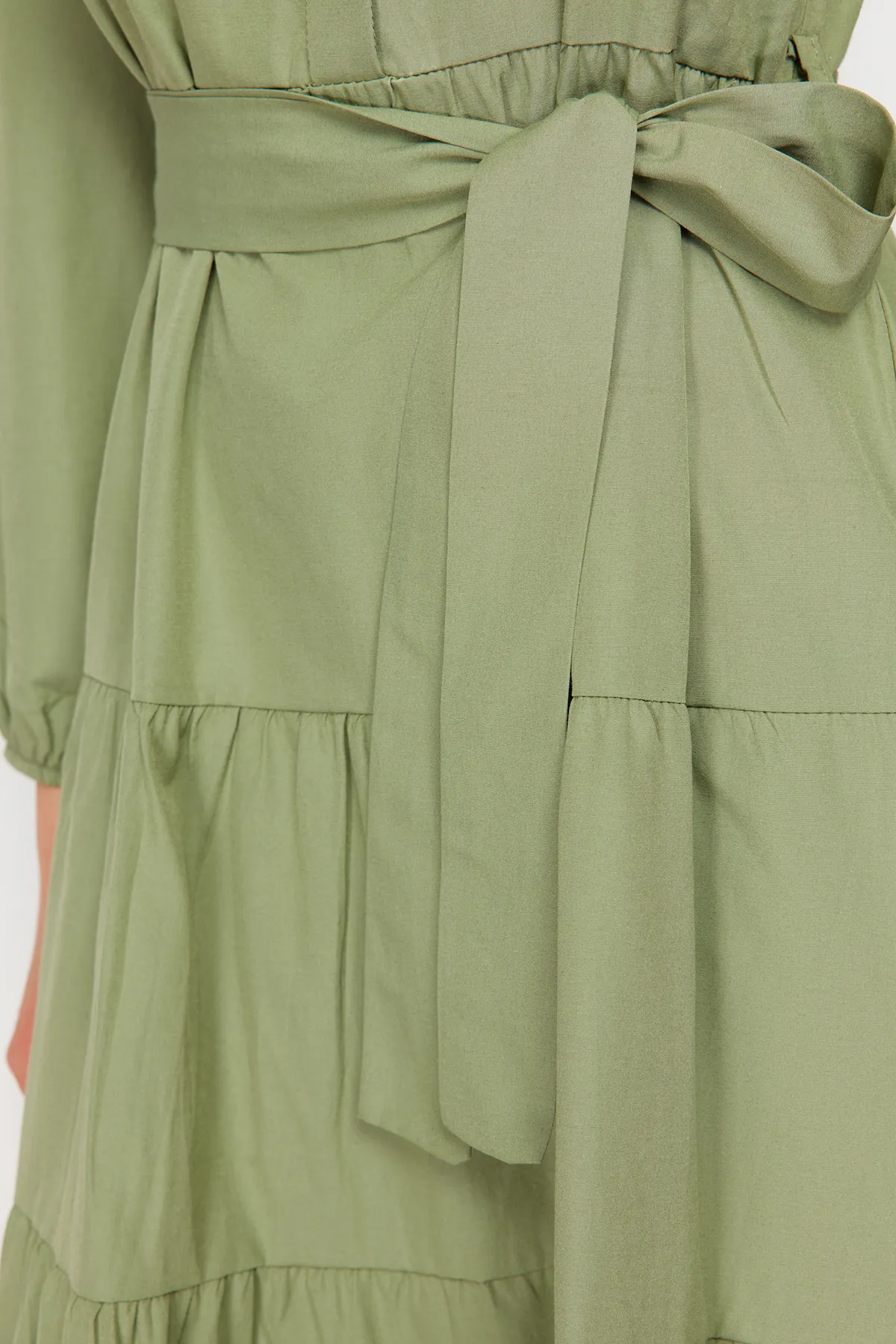 Trendyol Modest  Hellkhakifarbenes, gewebtes Kleid mit Häuptlingskragen und Knopfdetail und Gürtel TCTSS21EL3343