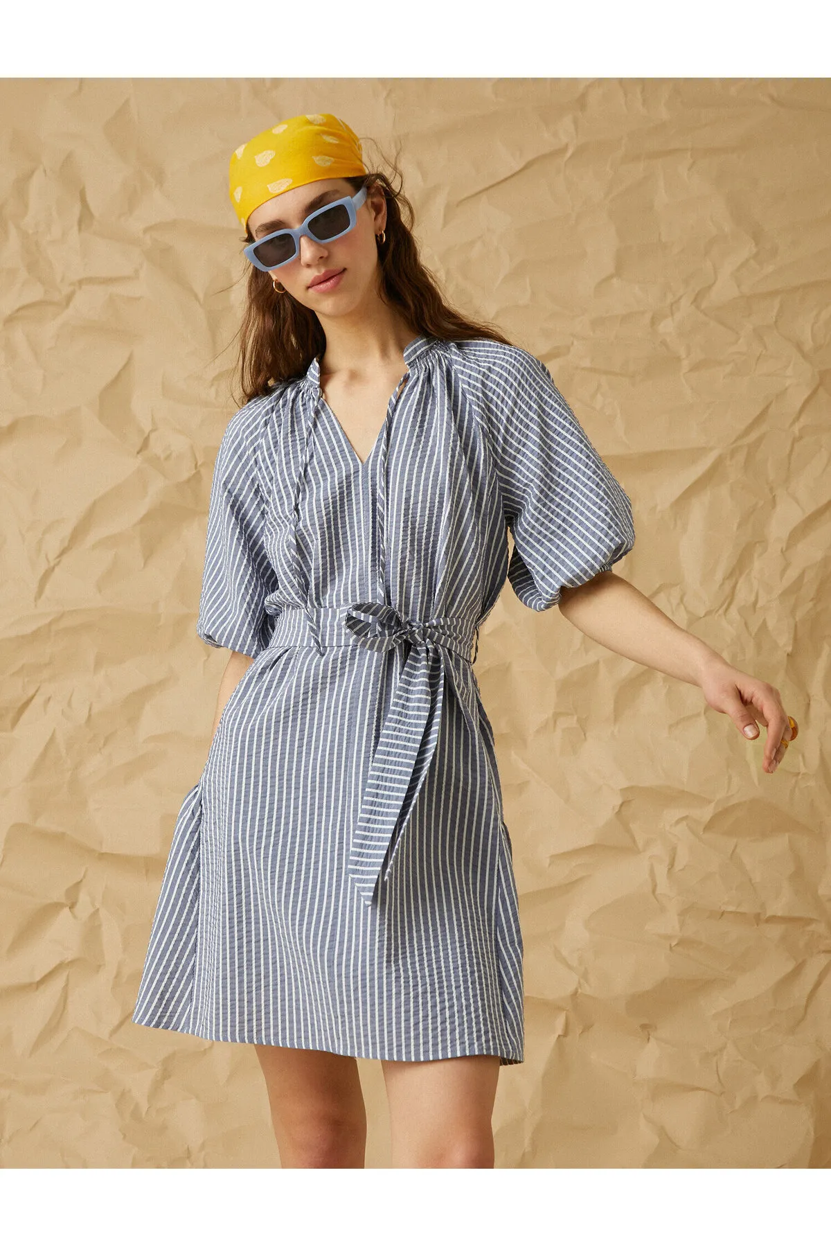 Koton  Gestreiftes Kleid mit kurzen Ballonärmeln und hohem Kragen und Gürteldetail
