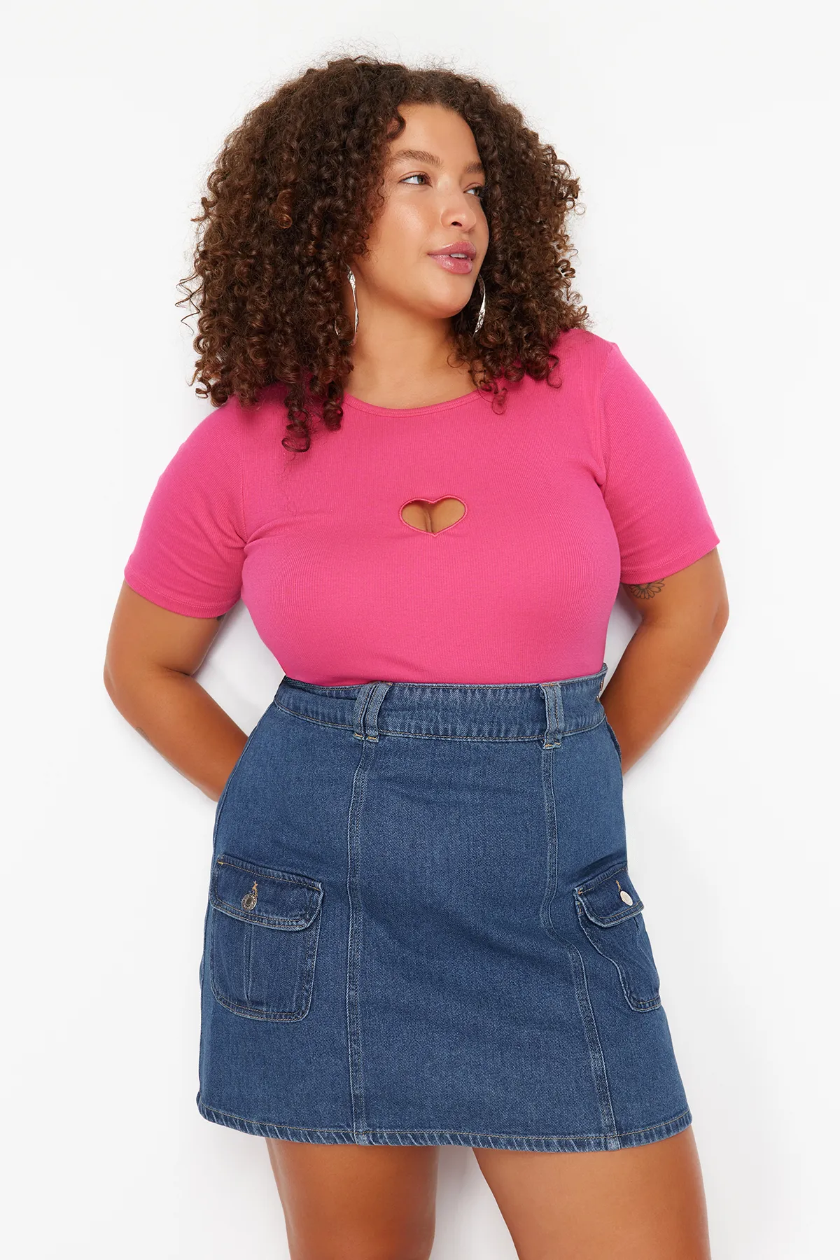 Trendyol Curve  Rosa T-Shirt aus Rippstrick mit Herzausschnitt und Cut-Out-Detail TBBSS24BF00006