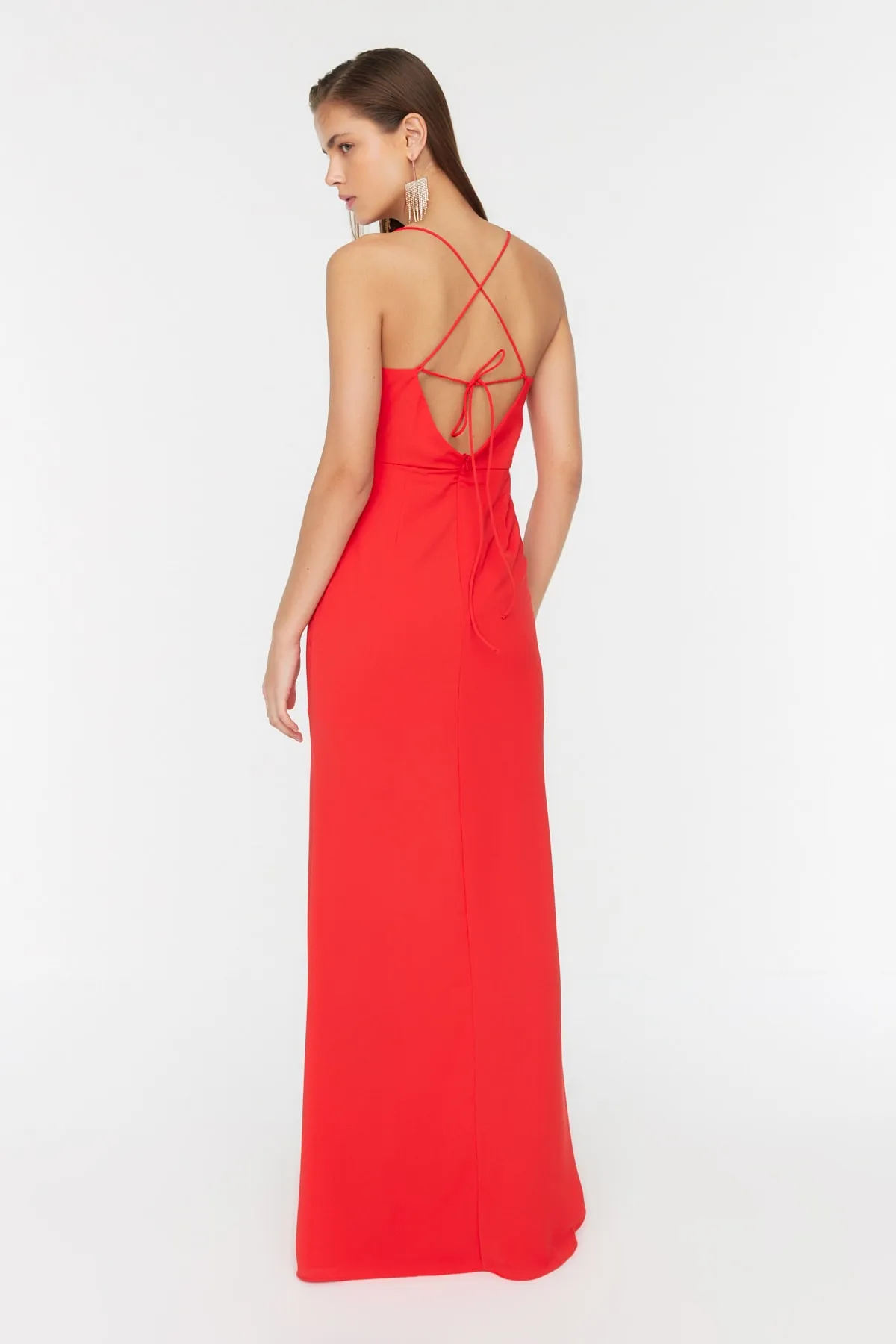 Trendyol Collection  Langes Abendkleid mit rotem Paspeldetail auf der Rückseite TPRSS22AE0012