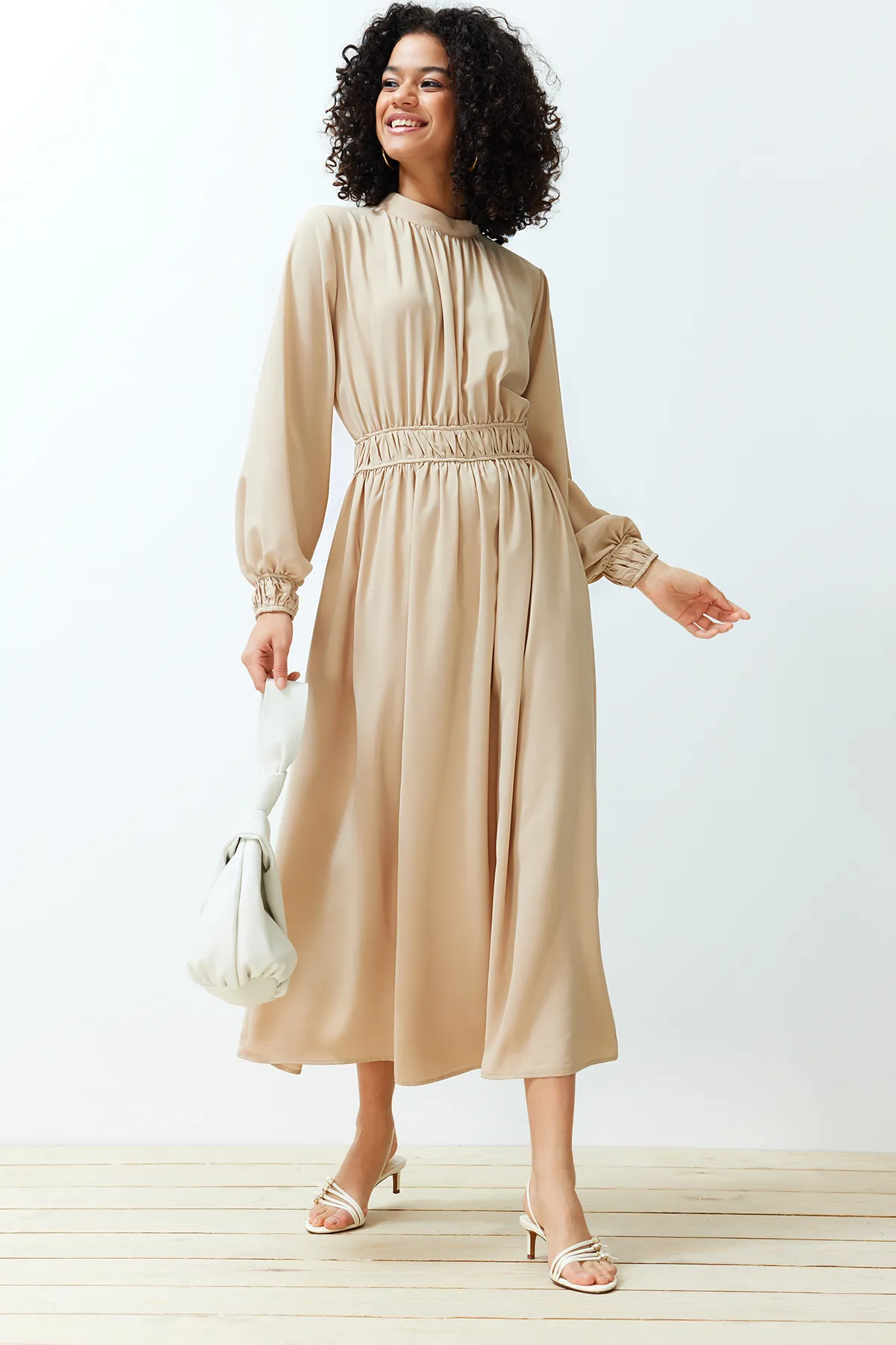 Trendyol Modest  Beigefarbenes, detailliertes, gewebtes Kleid mit Stehkragen, Taille und Ärmeln TCTSS24EB00083