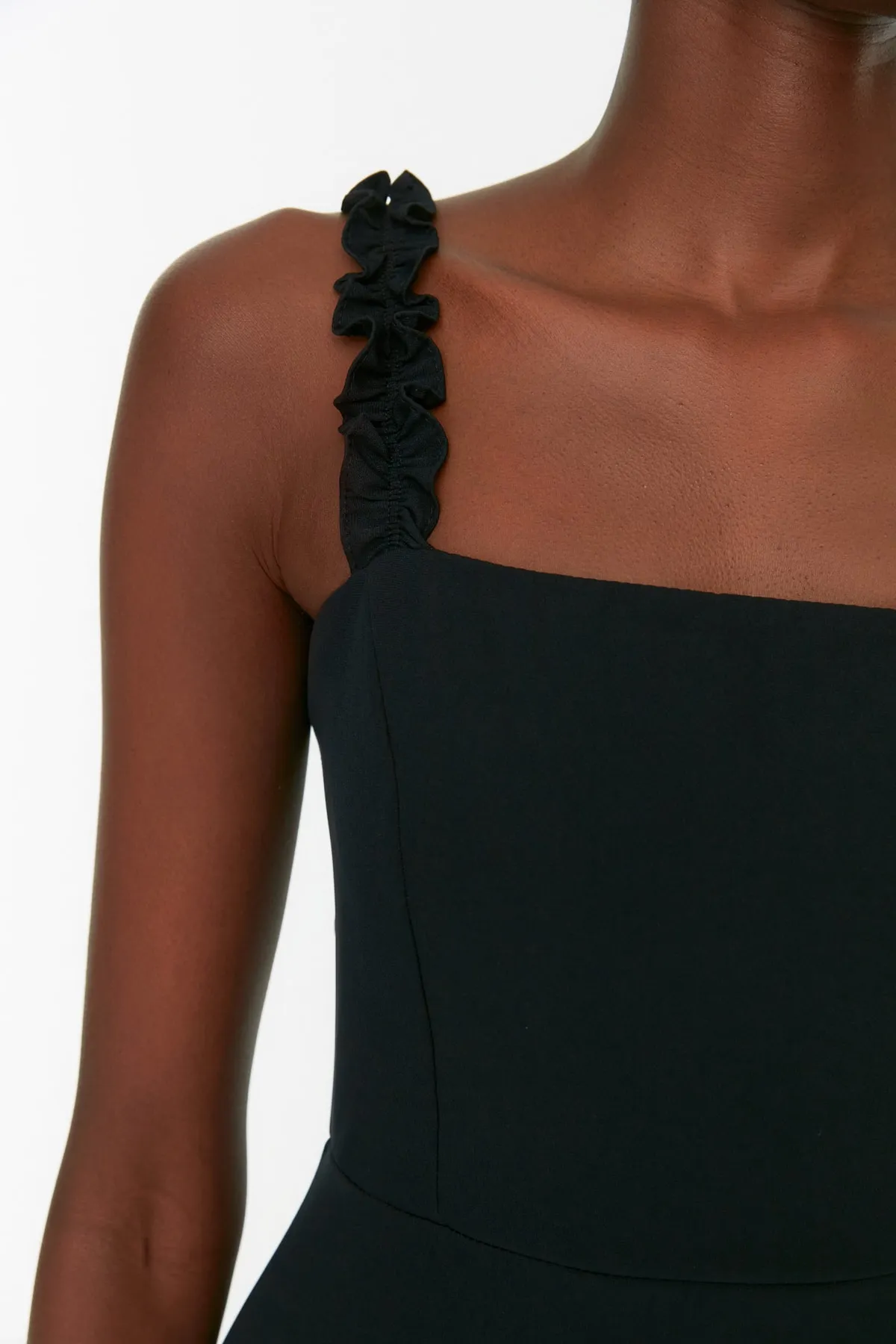 Trendyol Collection  Schwarzes Mini-Webkleid in A-Linie mit quadratischem Kragen und Riemen und detailliertem Detail TWOSS22EL2175
