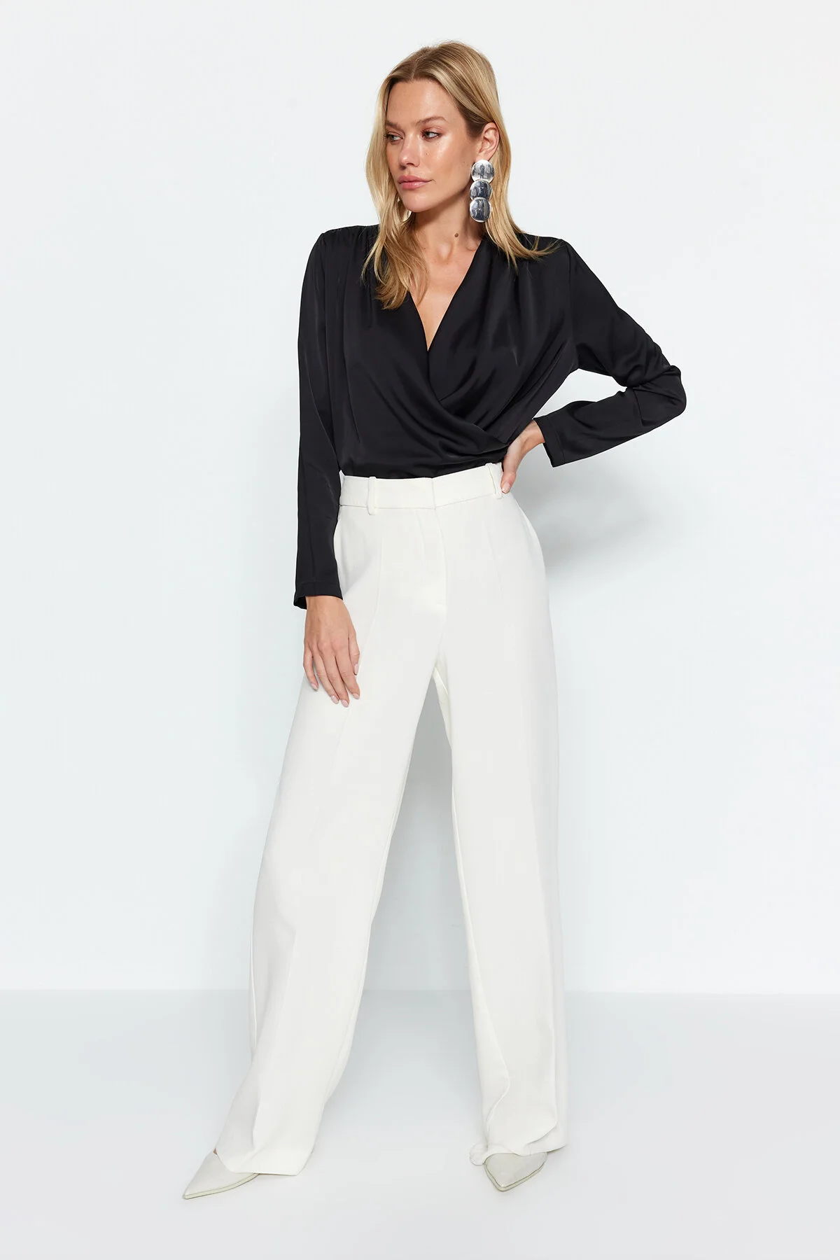 Trendyol Collection  Schwarze zweireihige Satin-Webbluse TWOAW24BZ00423