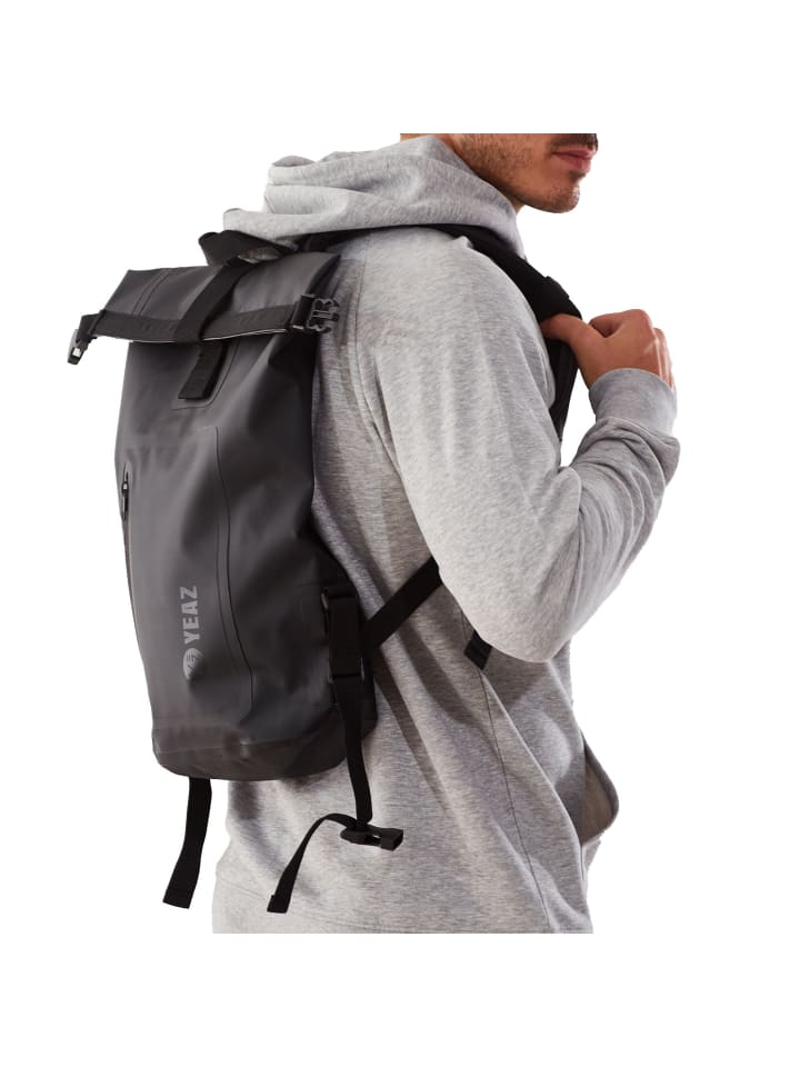 YEAZ STOCKHOLM Wasserfester Rucksack weißes Logo in schwarz günstig kaufen