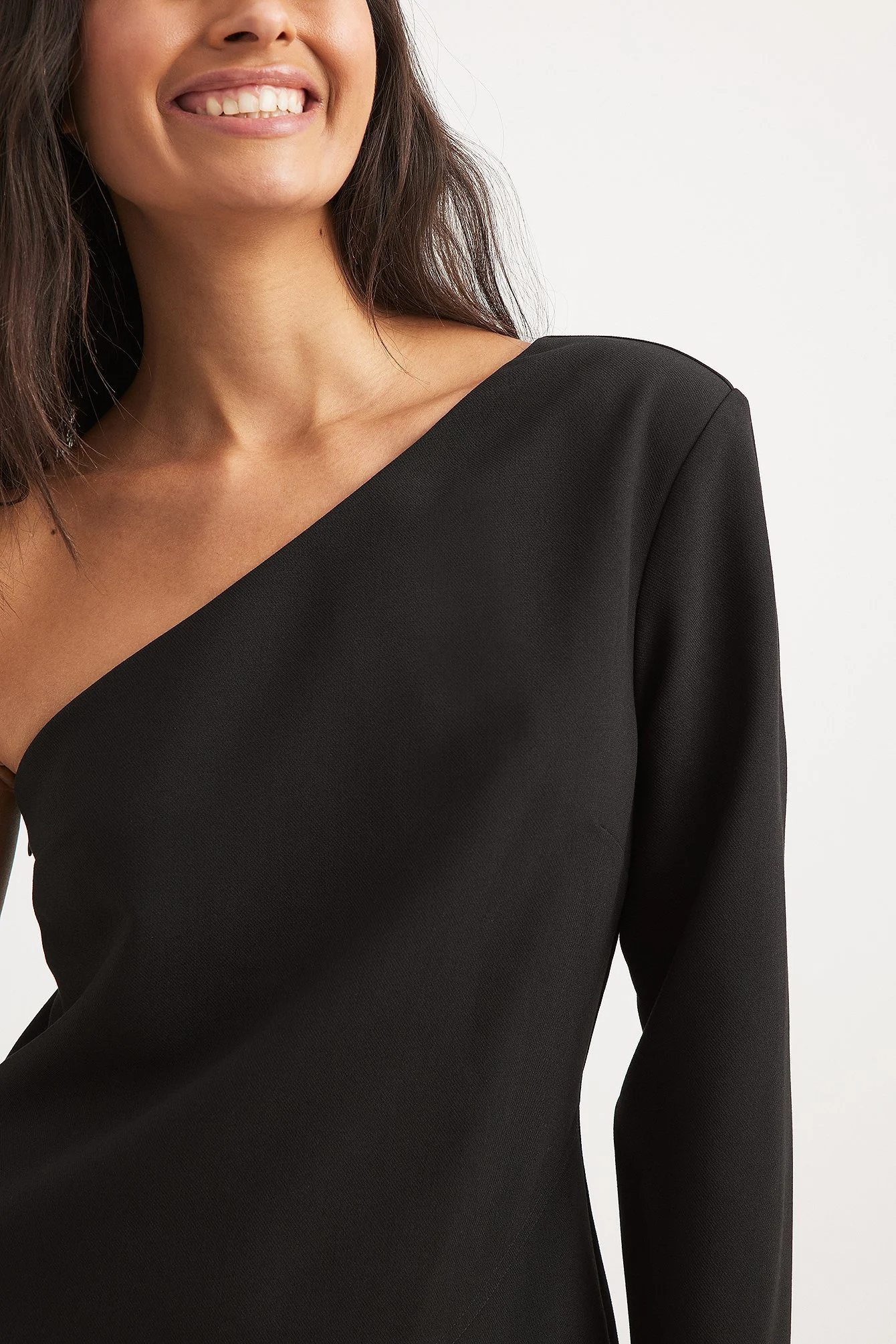 Einseitig schulterfreies Midikleid