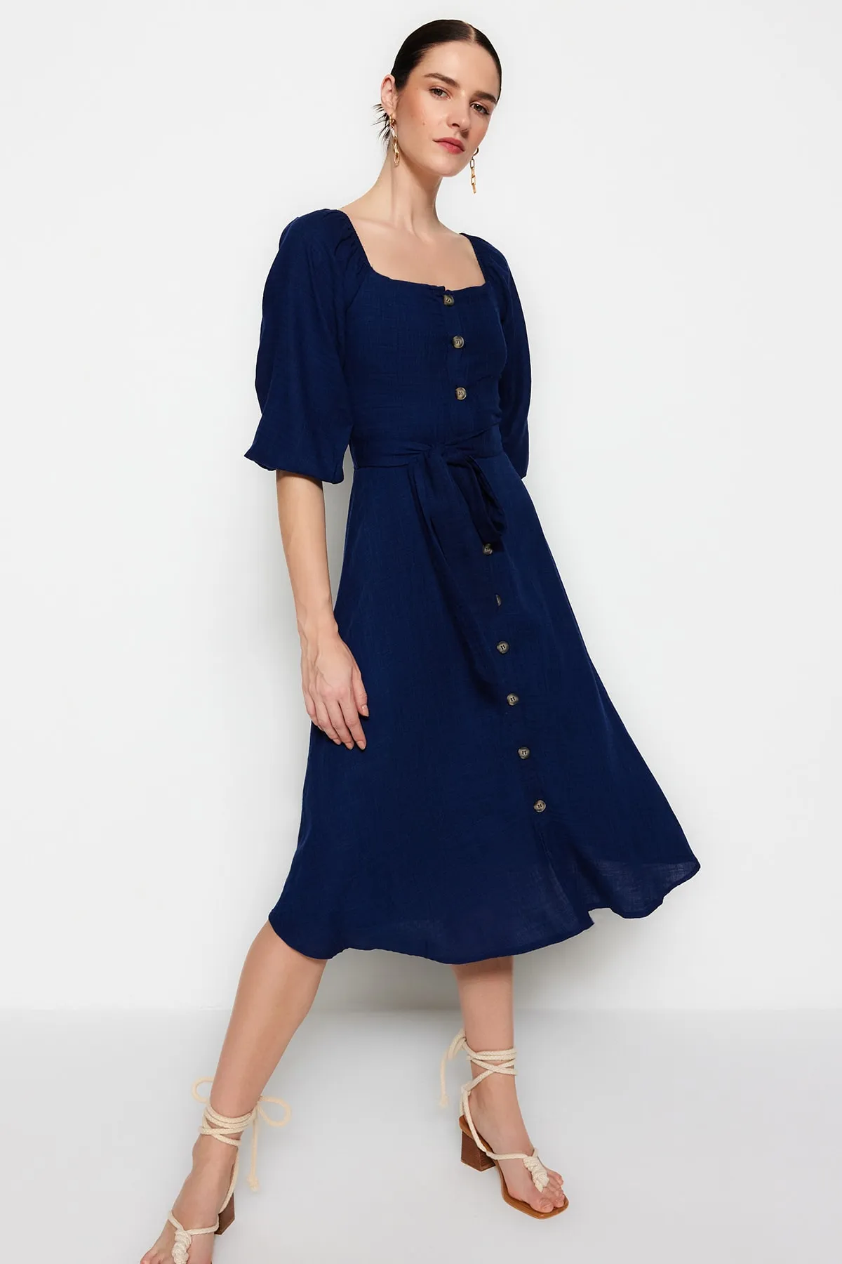 Trendyol Collection  Marineblaues, gewebtes Midikleid mit Gürtel und Knöpfen TWOSS19IE0009