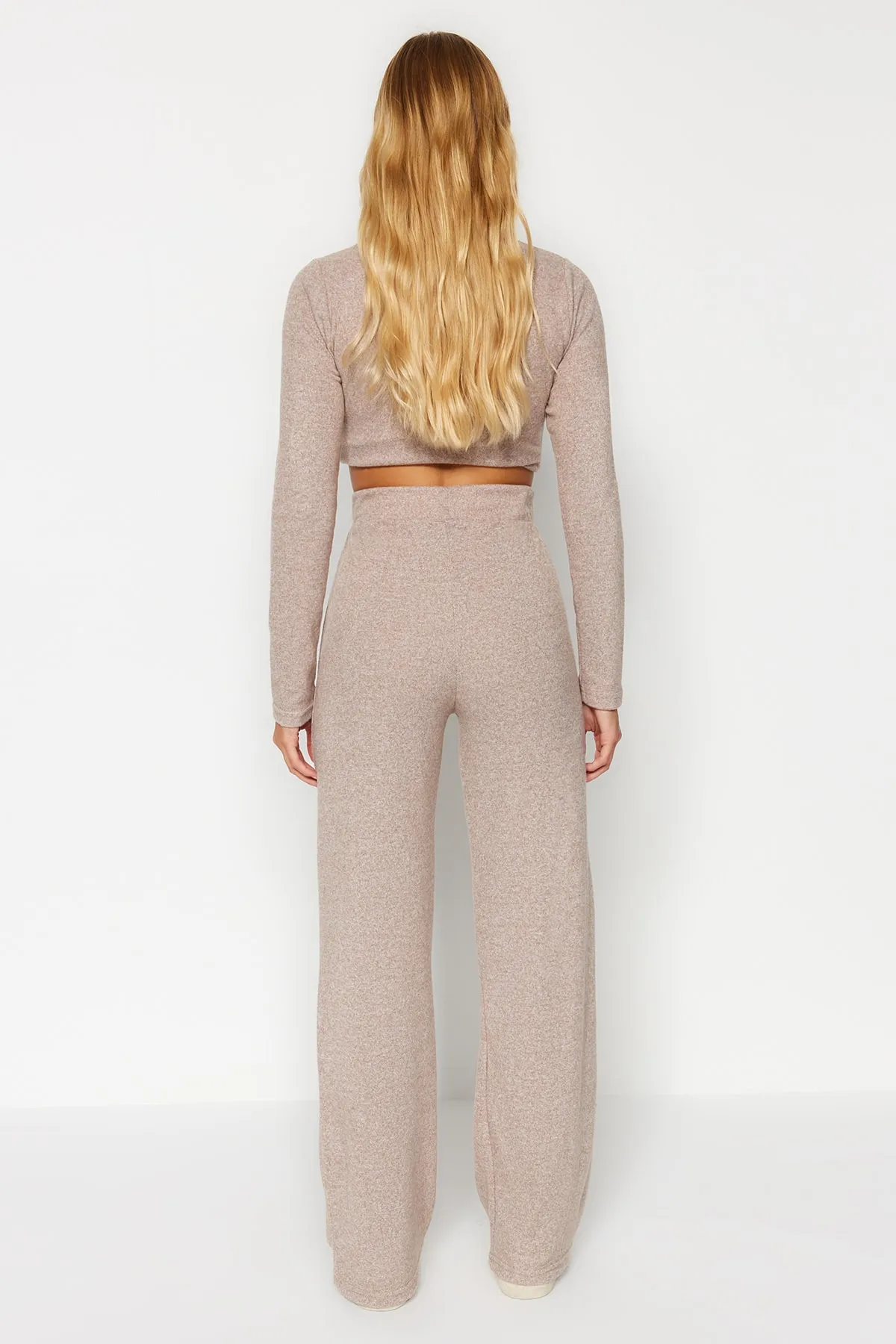 Trendyol Collection  Beiges Set aus weichem Crop-Top und weitem Bein mit Stehkragen und gestricktem Unterteil und Oberteil mit weitem Bein TWOAW24AU00077