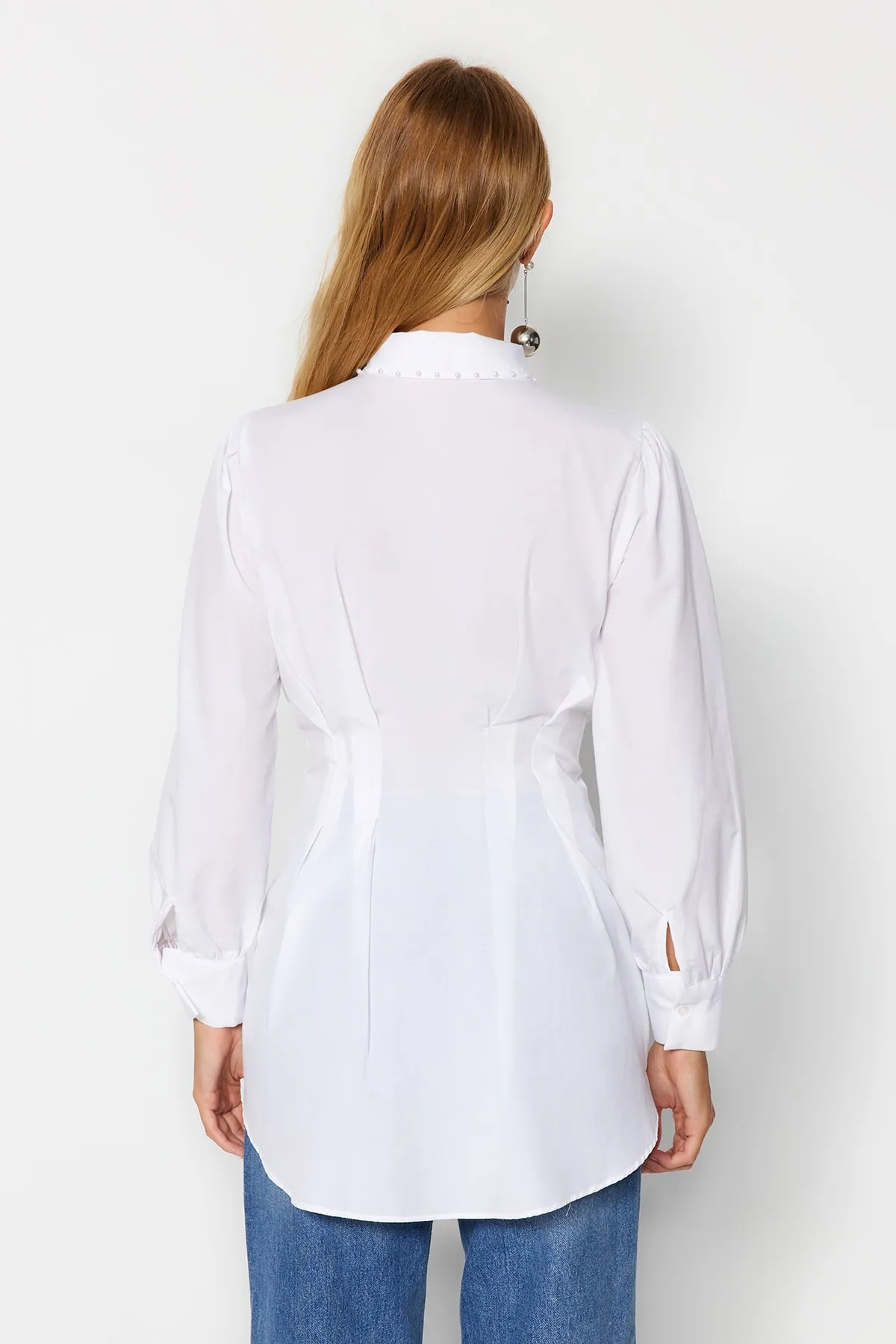 Trendyol Modest  Weißes, tailliertes, gewebtes Hemd mit Perlendetail TCTAW24TG00027