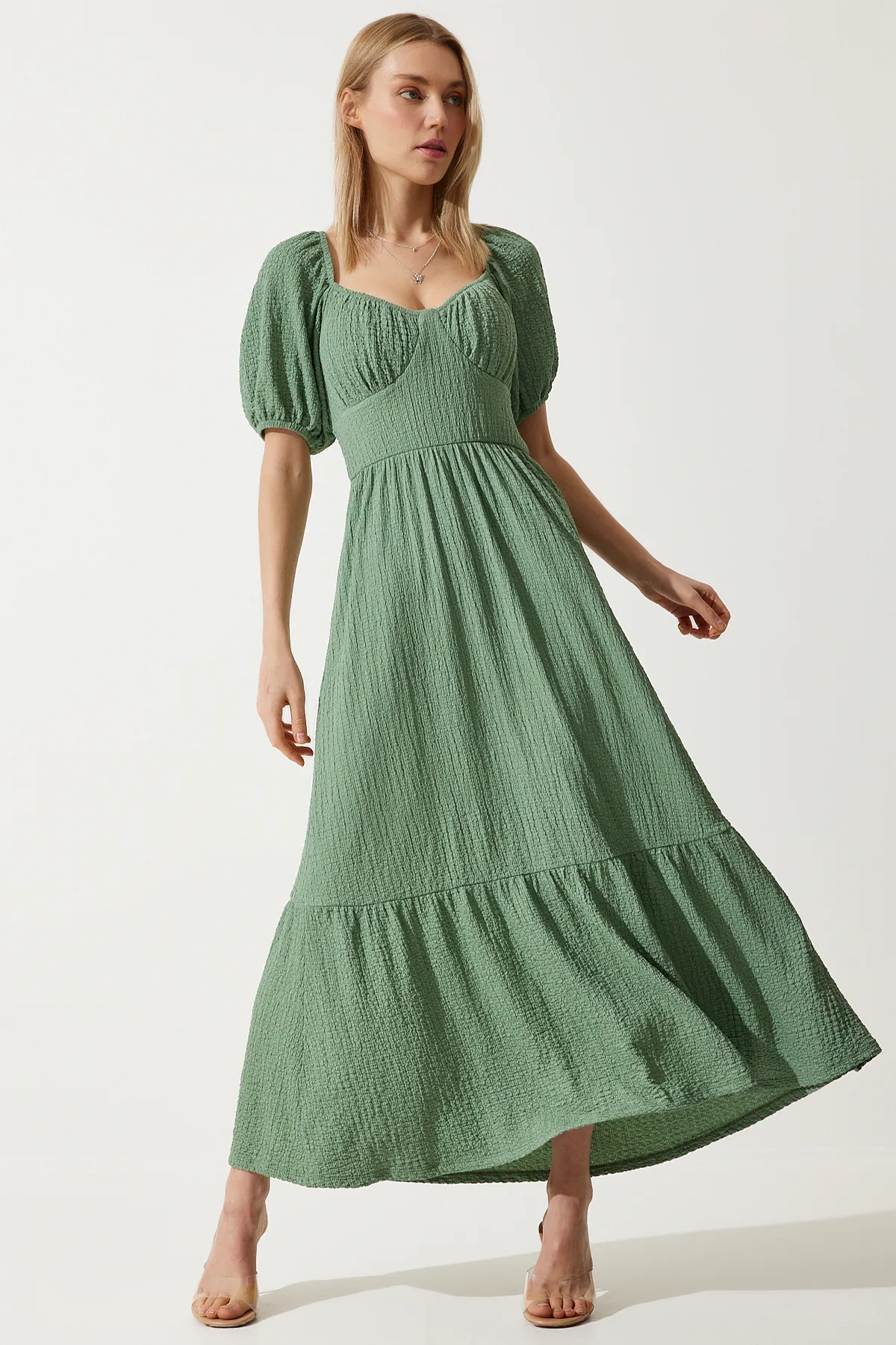 Happiness İstanbul  Strukturiertes Sommerstrickkleid für Damen mit Herzkragen in Grün UB00050