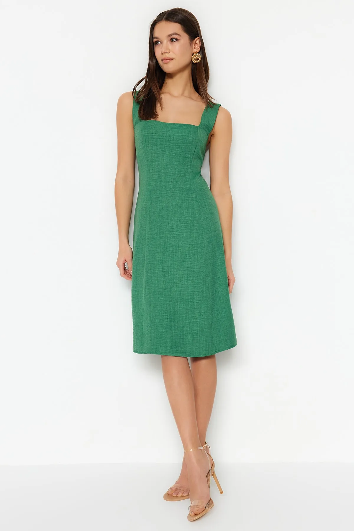 Trendyol Collection  Khakifarbenes Mini-Webkleid in A-Linie/Glockenform mit quadratischem Kragen TWOSS23EL01549