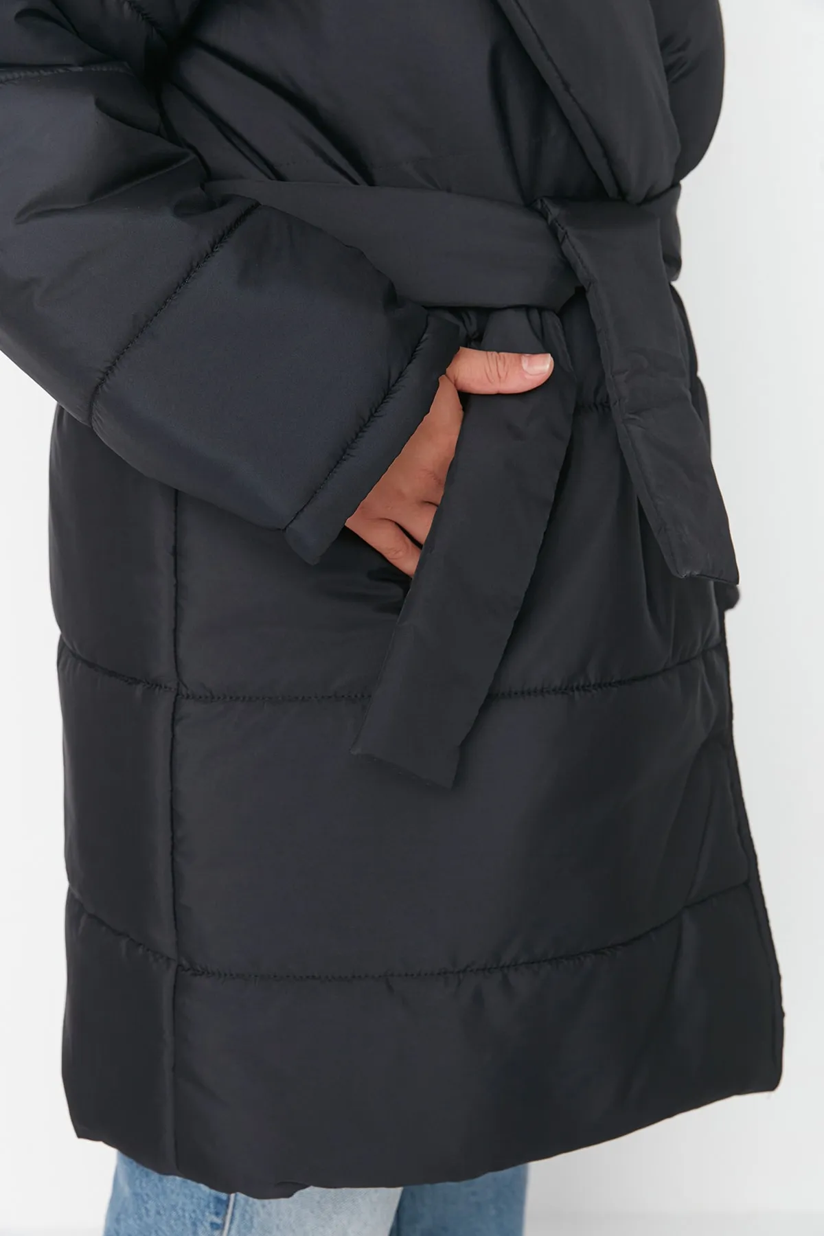 Trendyol Curve  Schwarze, übergroße Pufferjacke mit Schalkragen TBBAW23AW00000