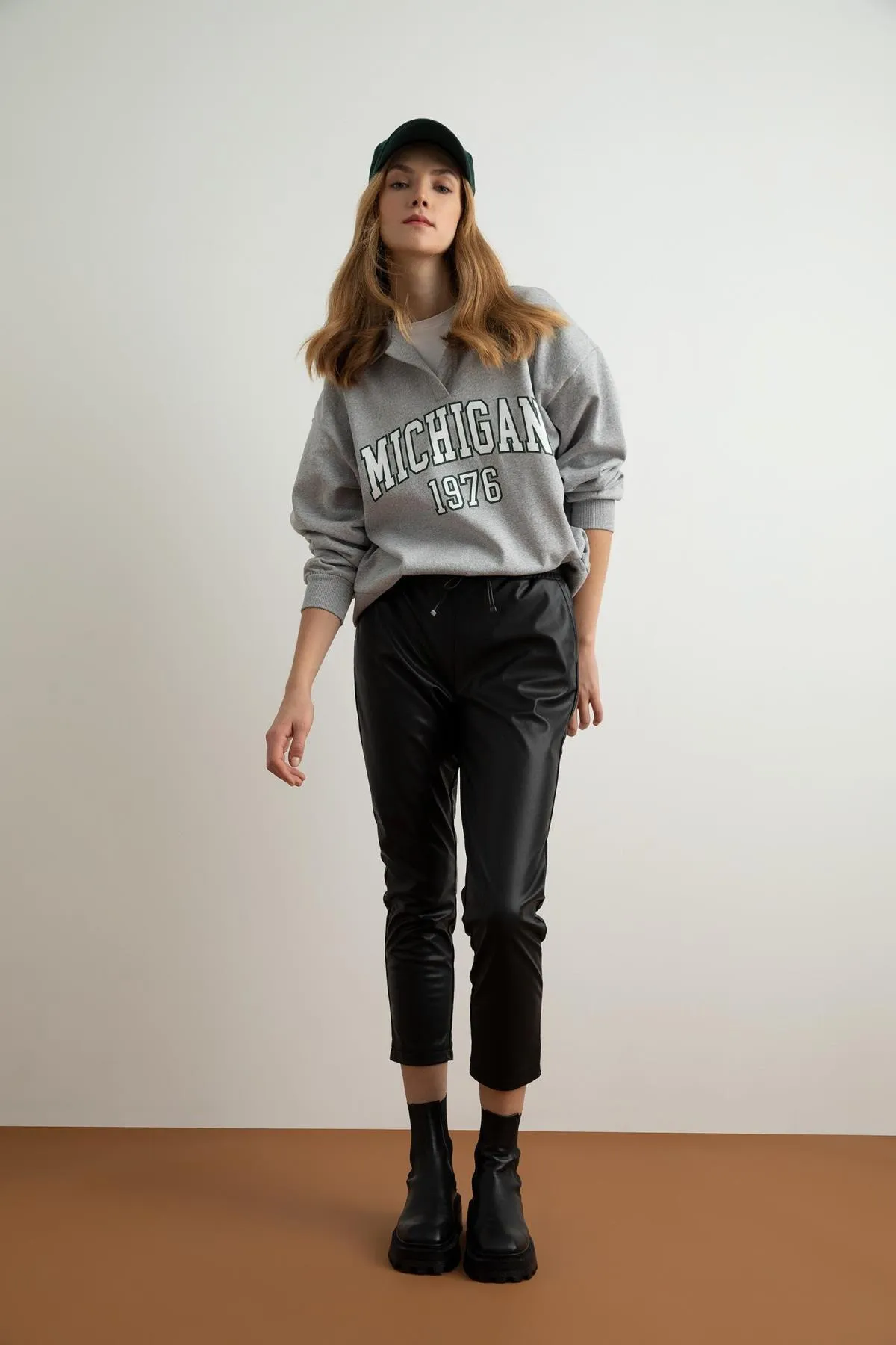 DeFacto  Hose aus Kunstleder mit Jogger-Tasche