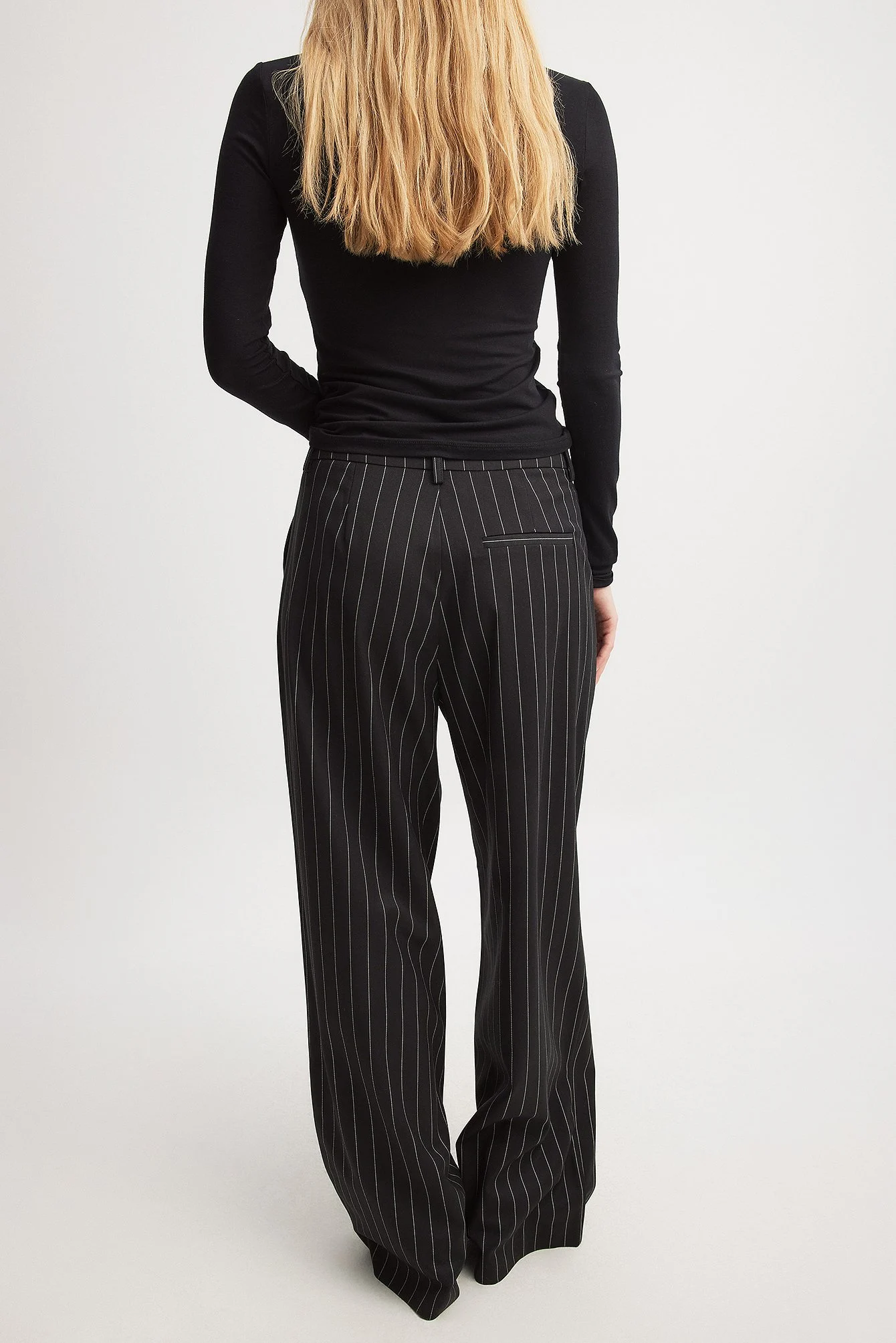 Gestreifte Bundfaltenhose mit hoher Taille