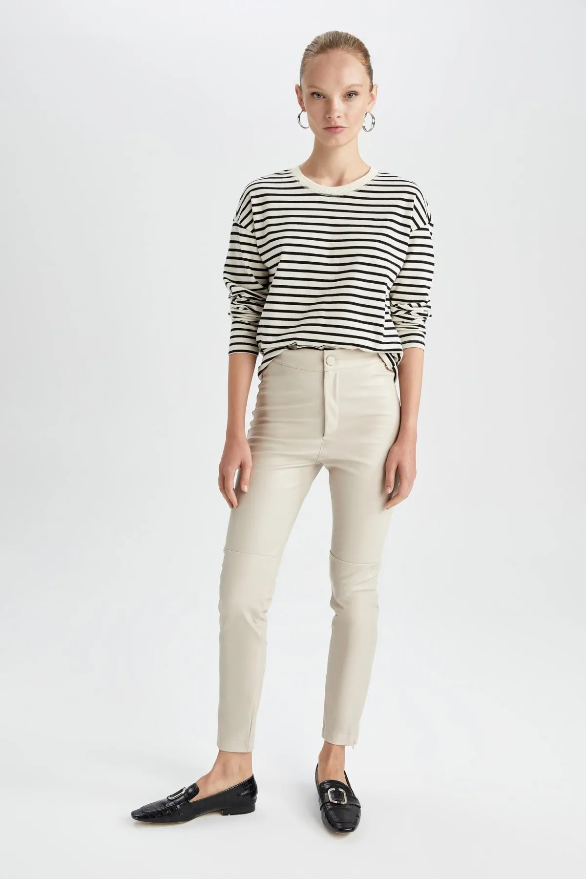 DeFacto  Leggings aus Kunstleder mit Reißverschluss am Bein und hoher Taille