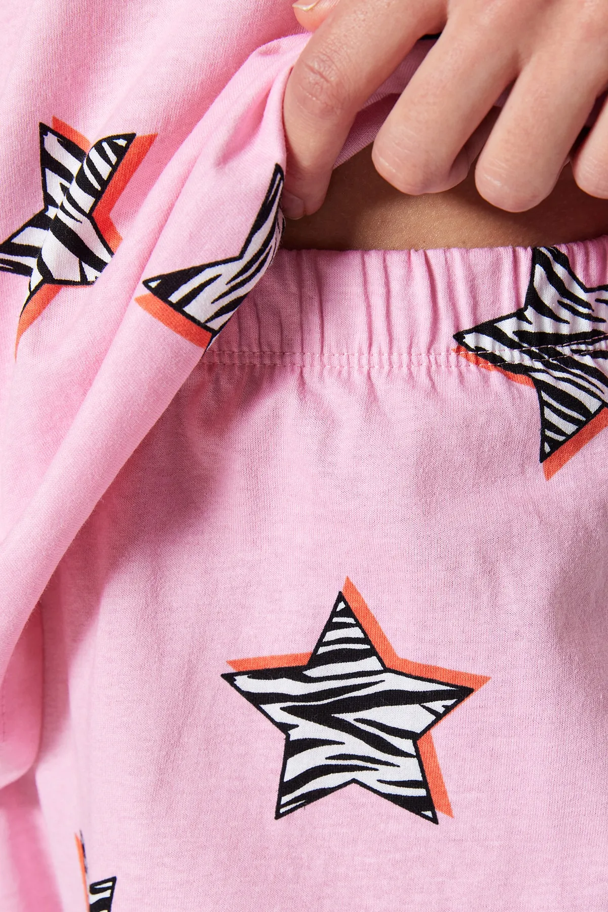 Trendyol Collection  Rosa gestricktes Pyjama-Set mit T-Shirt und Shorts aus 100 % Baumwolle mit Sternmuster THMSS23PT00005