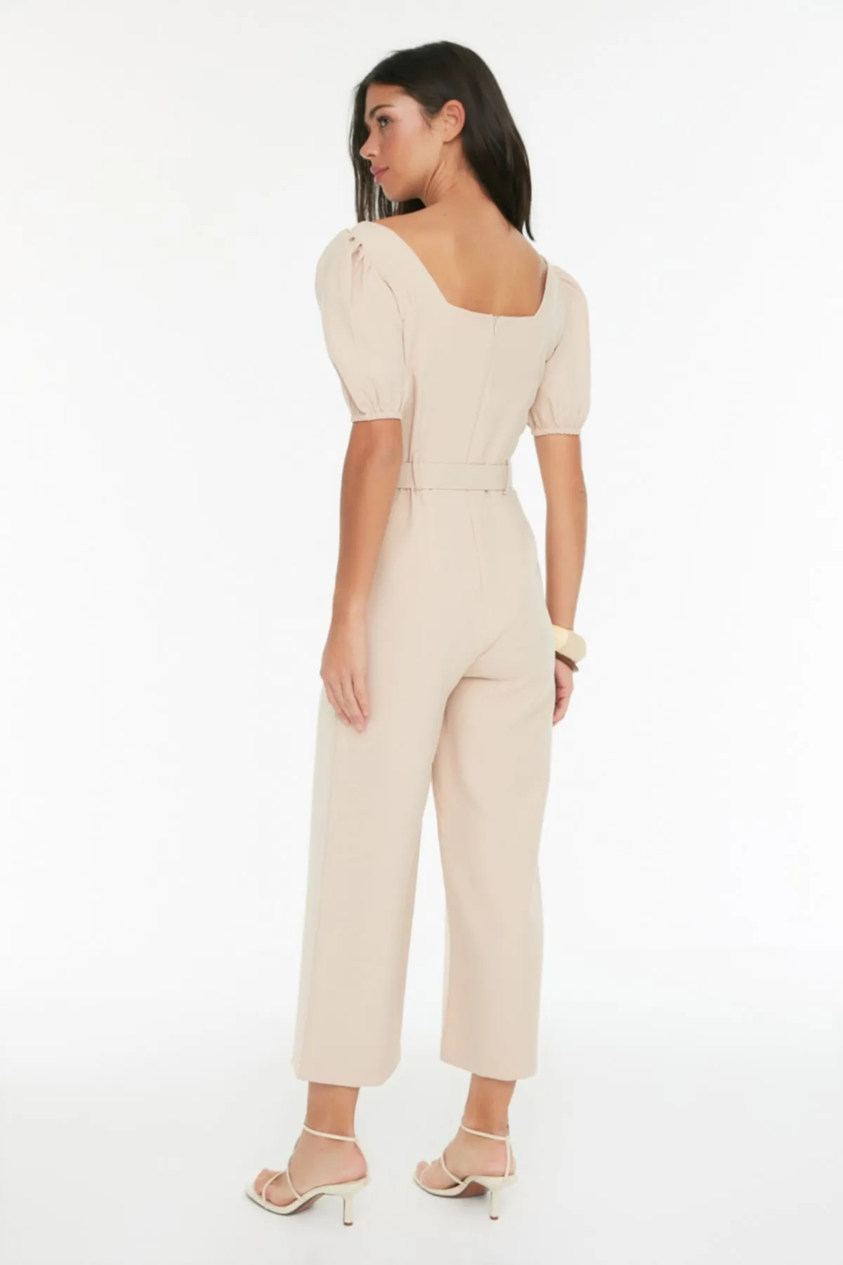 Trendyol Collection  Steinfarbener Maxi-Jumpsuit aus gewebtem Stoff mit Ballonärmeln und Gürtel TWOSS21TU0057