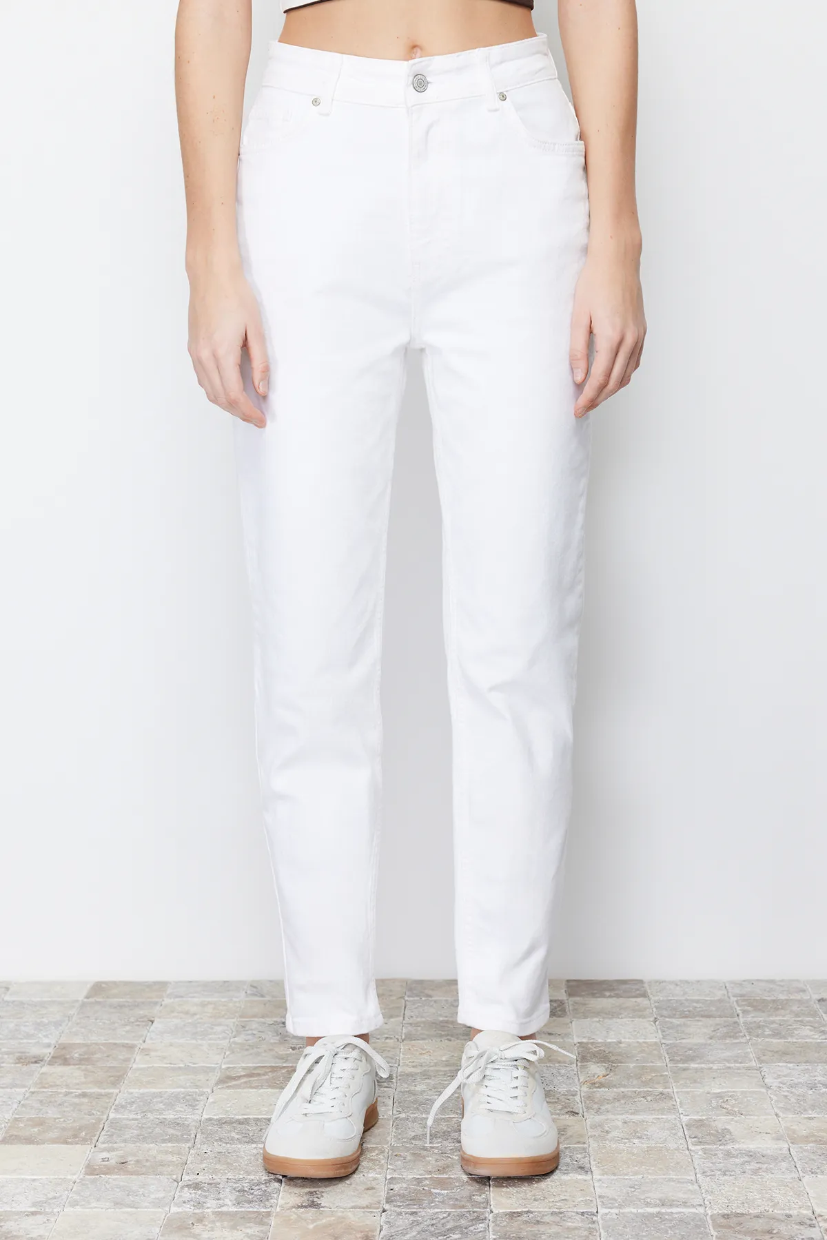 Trendyol Collection  Weiße, nachhaltigere Mom-Jeans mit hoher Taille TWOSS24JE00122
