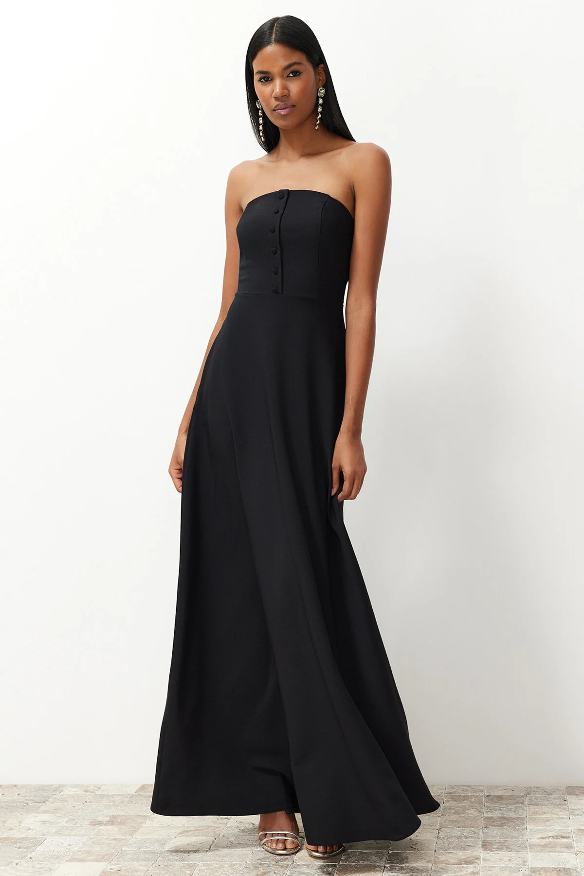 Trendyol Collection  Schwarzes, geknöpftes, langes Abendkleid aus Webstoff TPRSS24AE00095