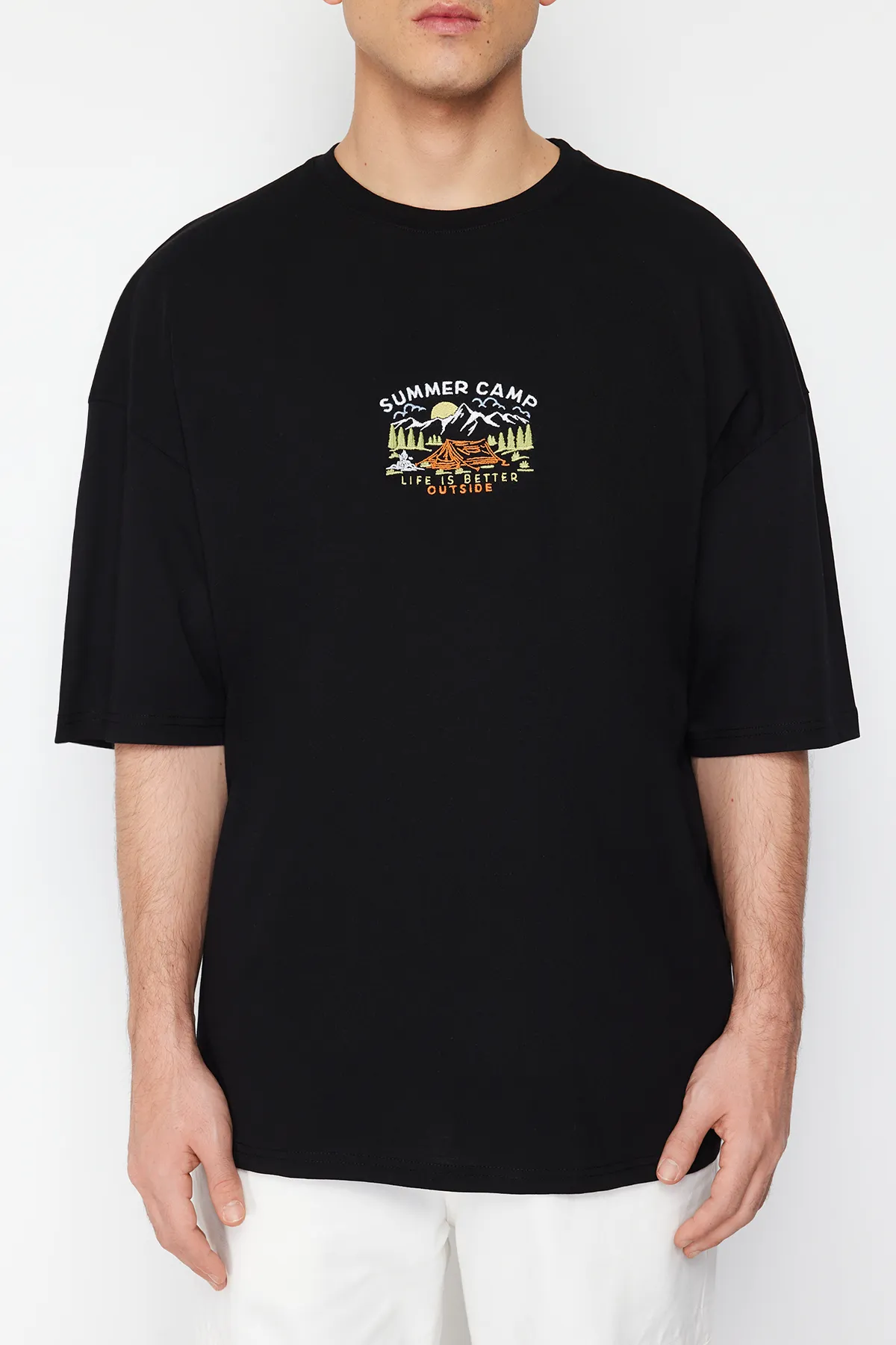 Trendyol Collection  Schwarzes, übergroßes/weit geschnittenes, kurzärmliges, landschaftlich besticktes T-Shirt aus 100 % Baumwolle TMNSS23TS00243