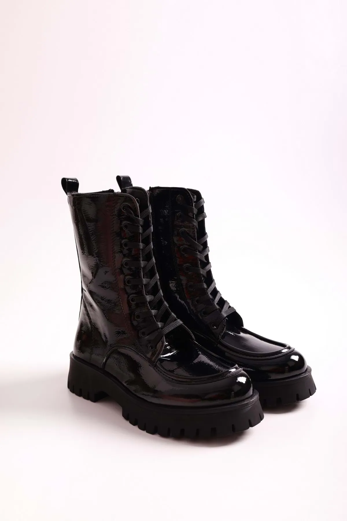 Shoeberry  Damen-Stiefel Aleah aus schwarzem Lackleder. Schwarzes Lackleder