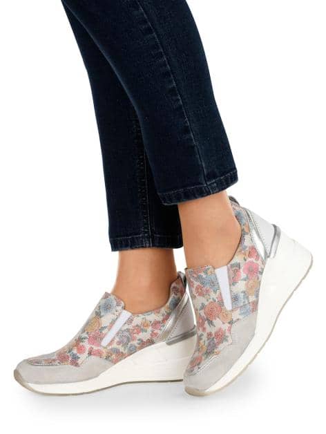 Slipper mit besonders hohem Keilabsatz