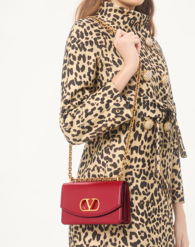 Bolsa de ombro pequena Valentino Garavani Vain em couro de bezerro brilhante