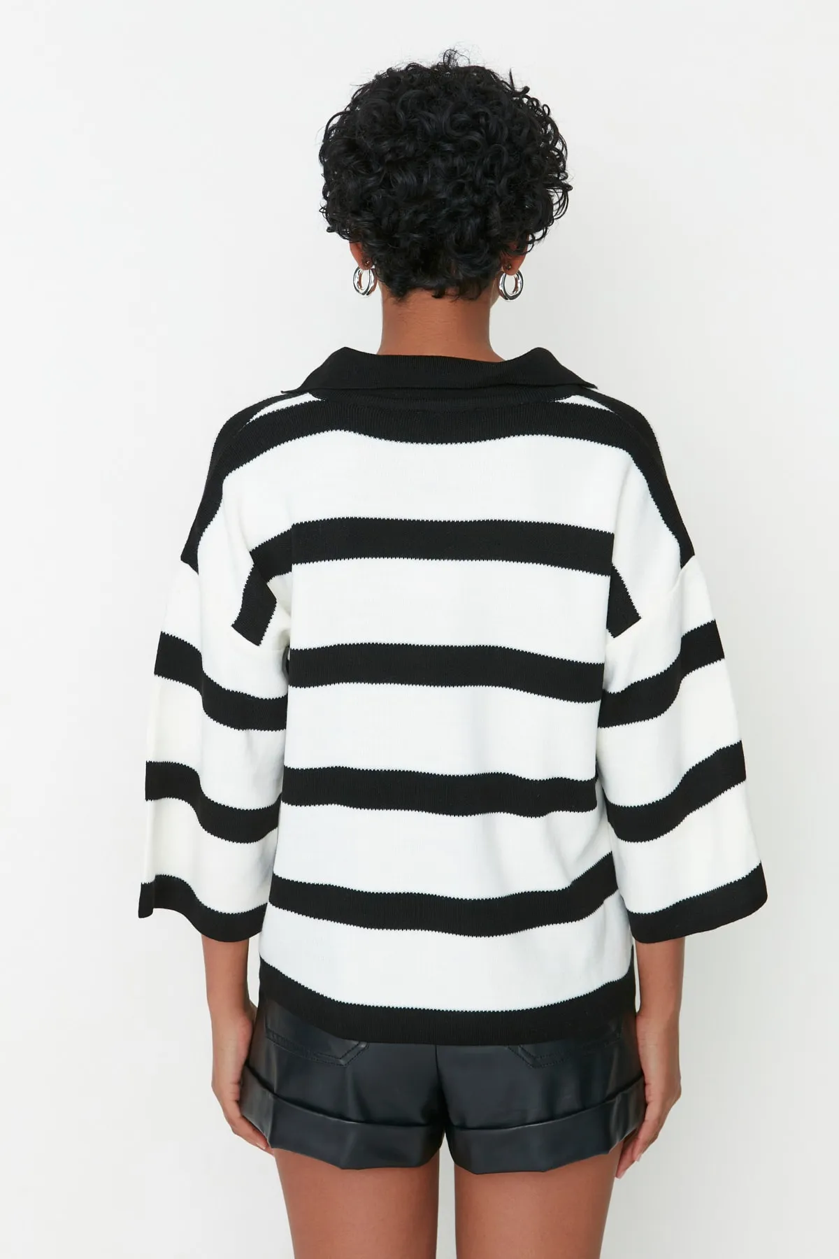 Trendyol Collection  Schwarzer Basic-Strickpullover mit Streifen TWOAW23BZ00001