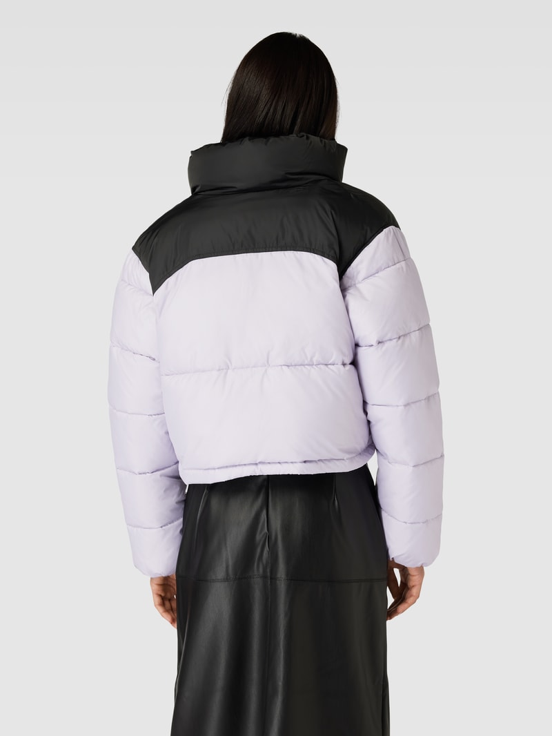 Cropped Steppjacke mit Label-Detail in lavendel