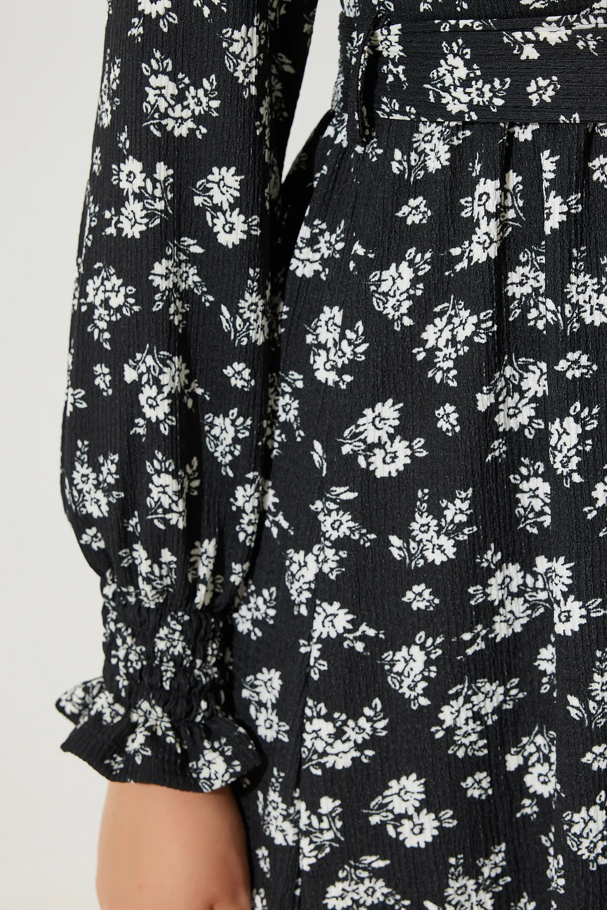 Happiness İstanbul  Schwarzes, langes Strickkleid mit Blumenmuster für Damen DD01322
