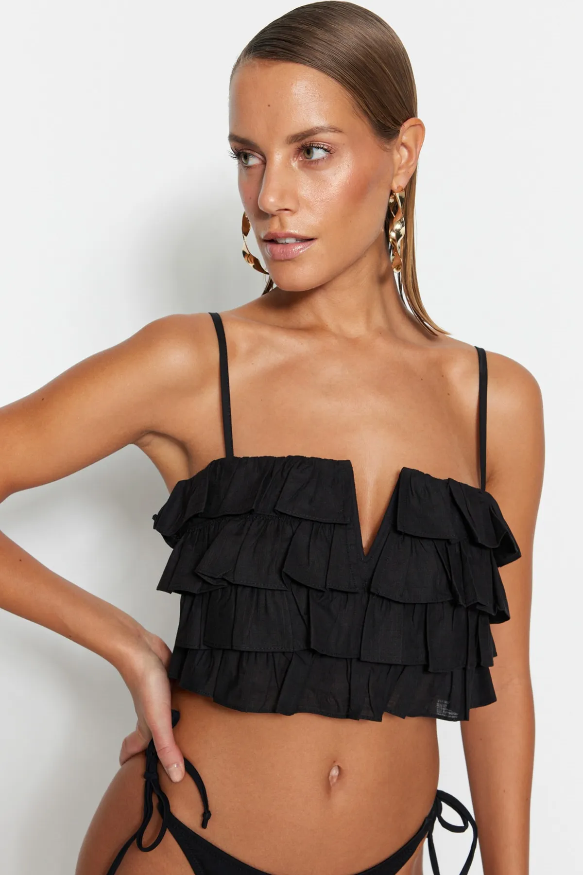 Trendyol Collection  Schwarze, bauchfreie, gewebte Rüschenbluse aus 100 % Baumwolle TBESS21BZ0661
