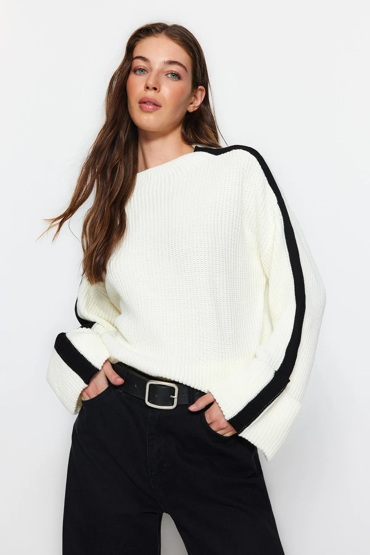 Trendyol Collection  Ecrufarbener Strickpullover mit weiten Ärmeln und umgeschlagenen Ärmeln TWOAW24KZ00663
