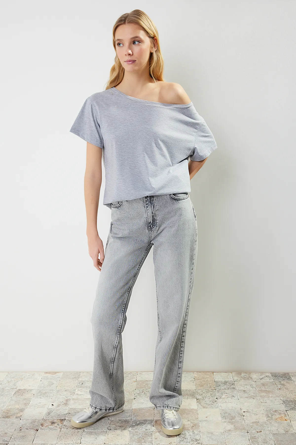 Trendyol Collection  Grau meliertes Boyfriend-Strick-T-Shirt aus Baumwolle mit weitem Schnitt und U-Boot-Ausschnitt TWOSS20TS0140