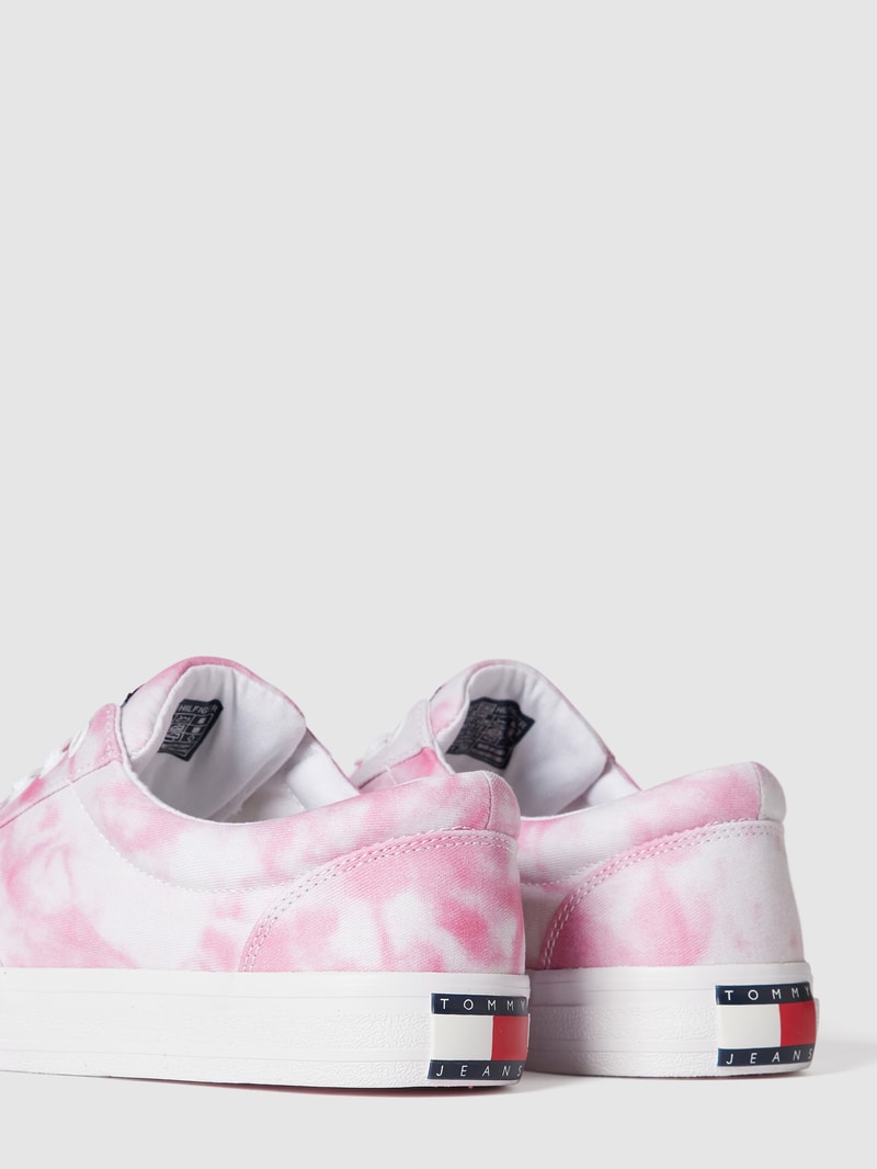 Sneaker im Batik-Look in rosa meliert