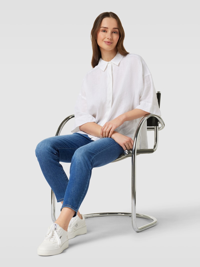 Jeans mit Label-Patch in blau
