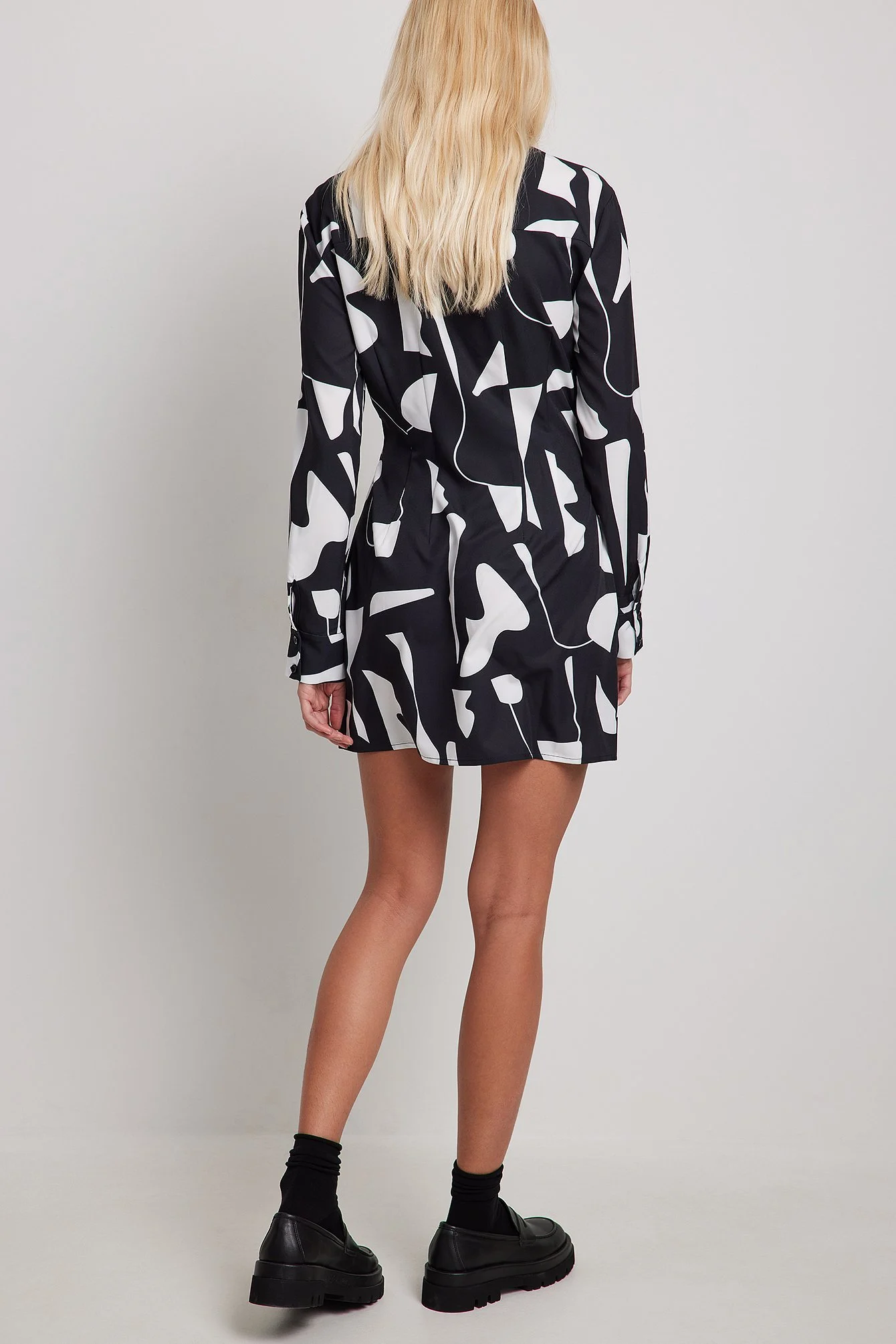 Überlappendes Minikleid mit Knopfleiste