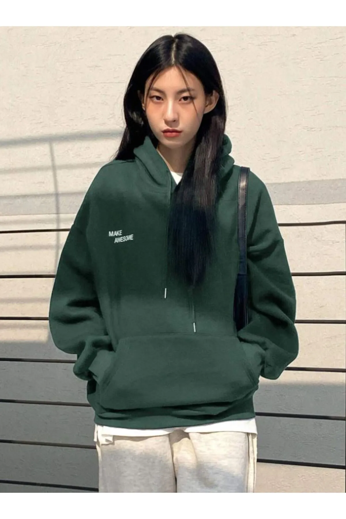 Know  Dunkelgrünes Damen-Sweatshirt mit Kapuze und Aufdruck „Confidence“.
