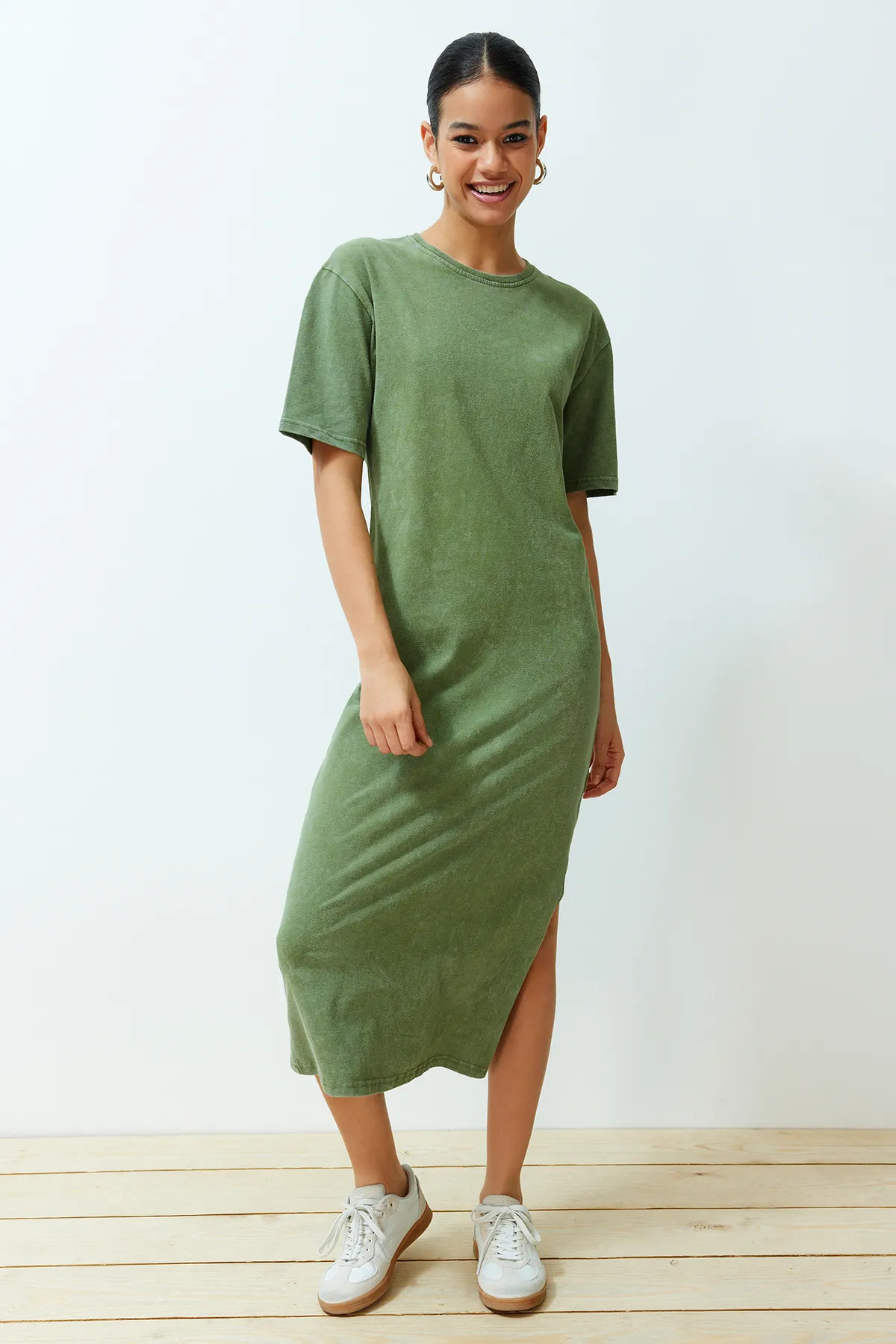 Trendyol Collection  Khakifarbenes, 100 % Baumwolle, geschlitztes Etuikleid/bequemes Strick-T-Shirt-Kleid mit Antik-EffektTWOSS24EL00140