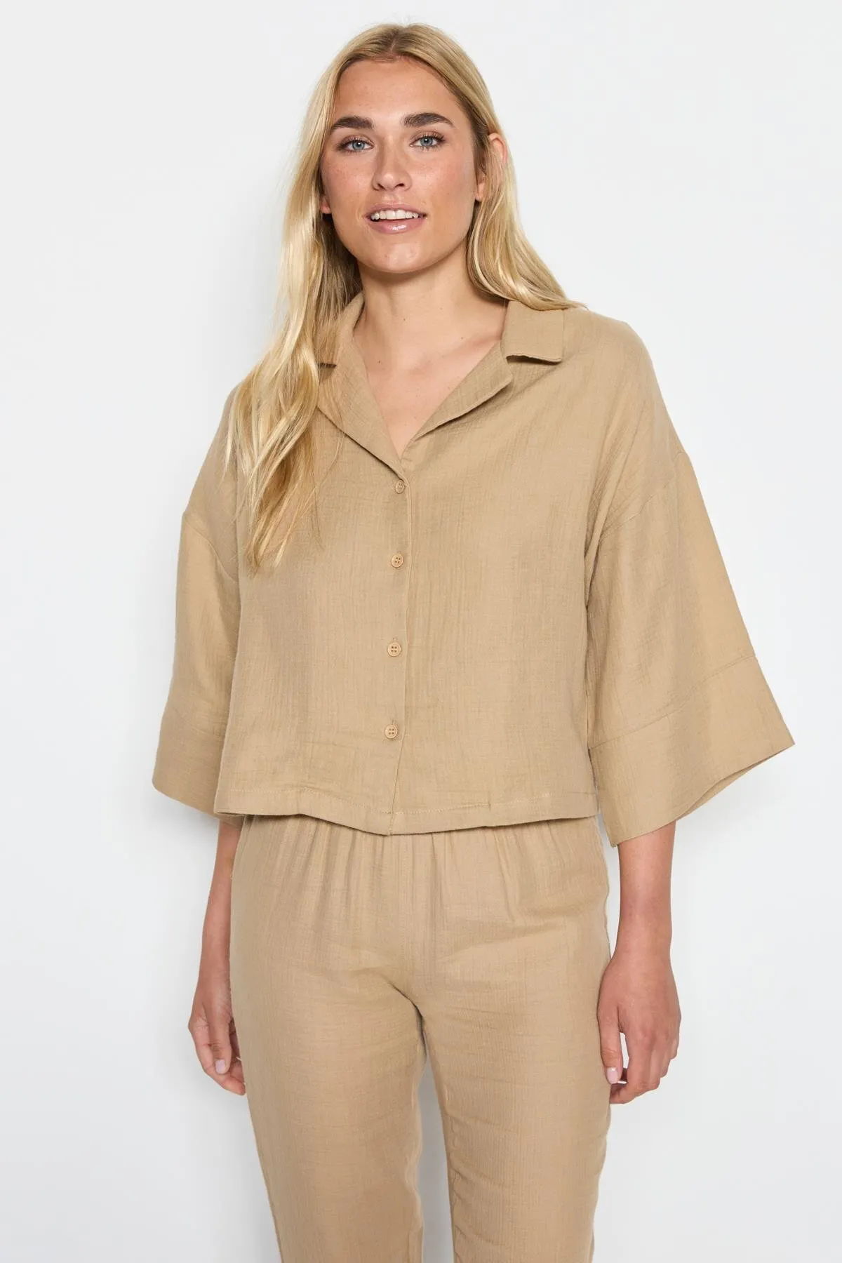 C&City  Kurzes Hemd-Hosen-Set aus Bio-Baumwoll-Musselin 9122 Beige