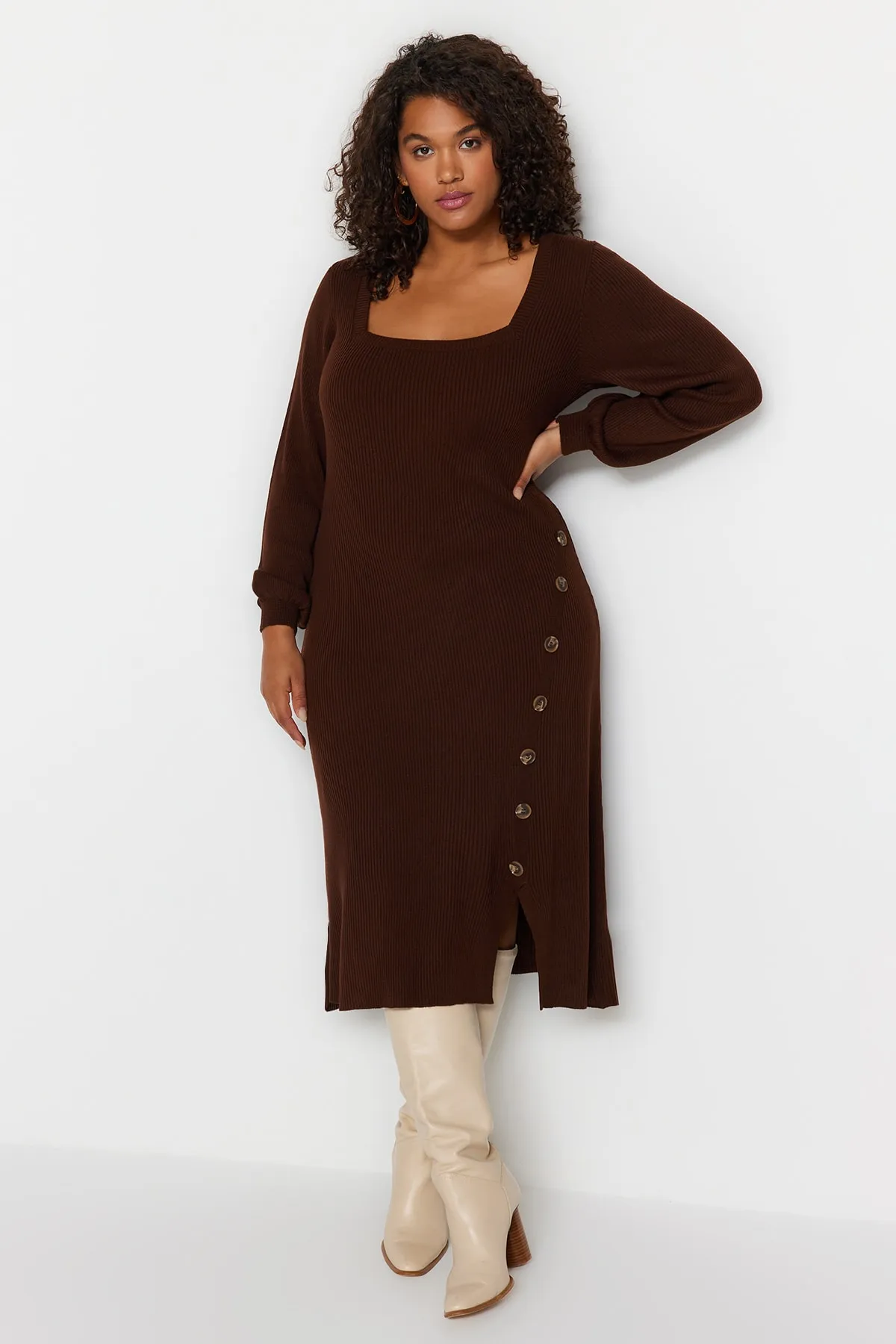 Trendyol Curve  Braunes Strickkleid mit Knöpfen und detailliertem Schlitz TBBAW24AH00009