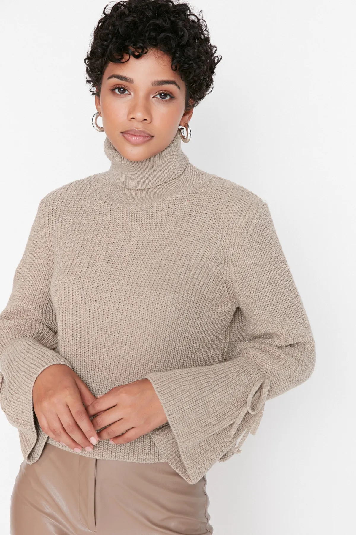Trendyol Collection  Strickpullover mit nerzfarbenen Ärmeln und Detail TWOAW23KZ01491