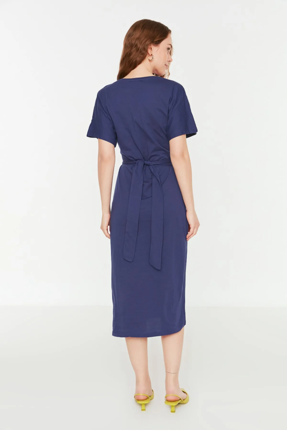 Trendyol Collection  Indigoblaues, tailliertes Midi-Bleistiftkleid aus 100 % Baumwolle mit Schlitz und Bindedetail TWOSS21EL0404