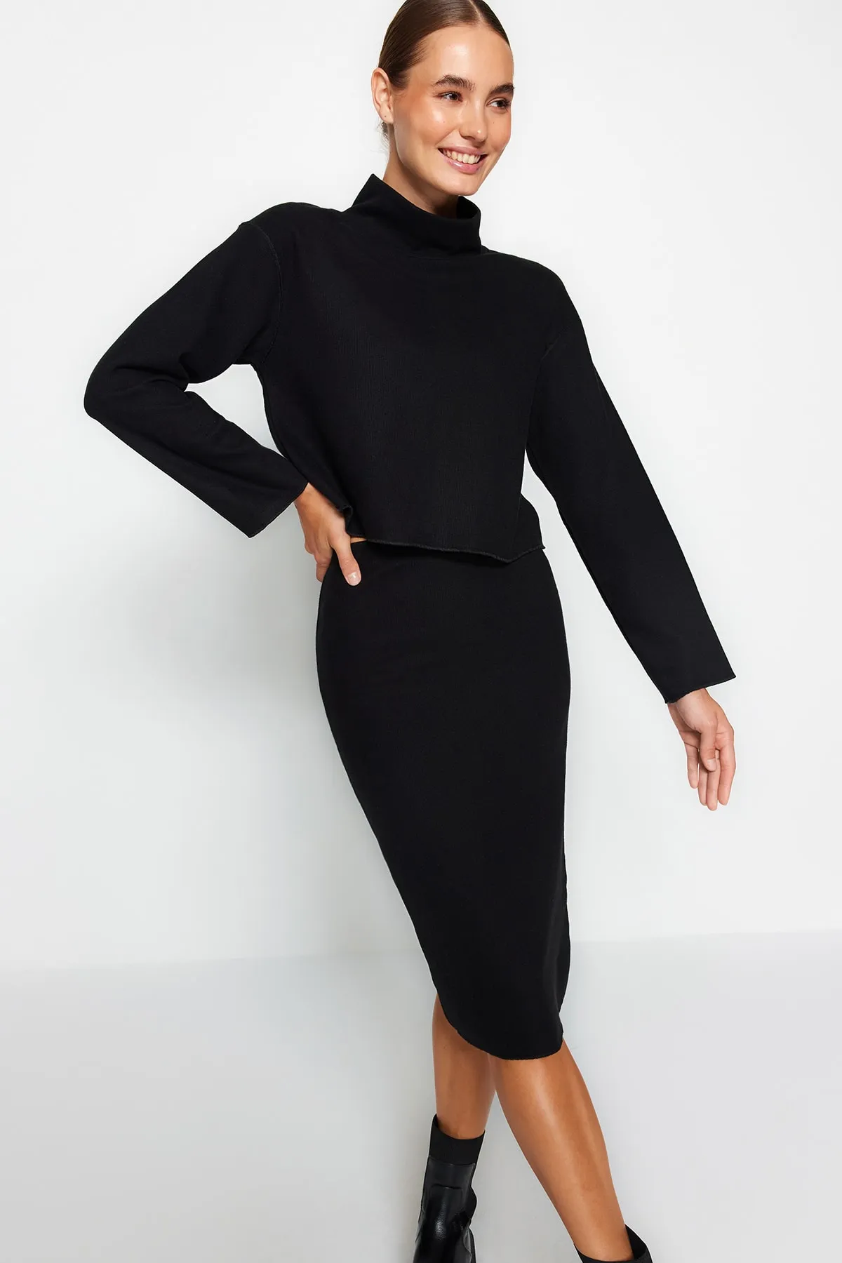 Trendyol Collection  Schwarze Strickbluse im Thessaloniki-/Strickwaren-Look, hoher Kragen, entspannte/bequeme Passform, niedrige Ärmel, TWOAW24BZ00092