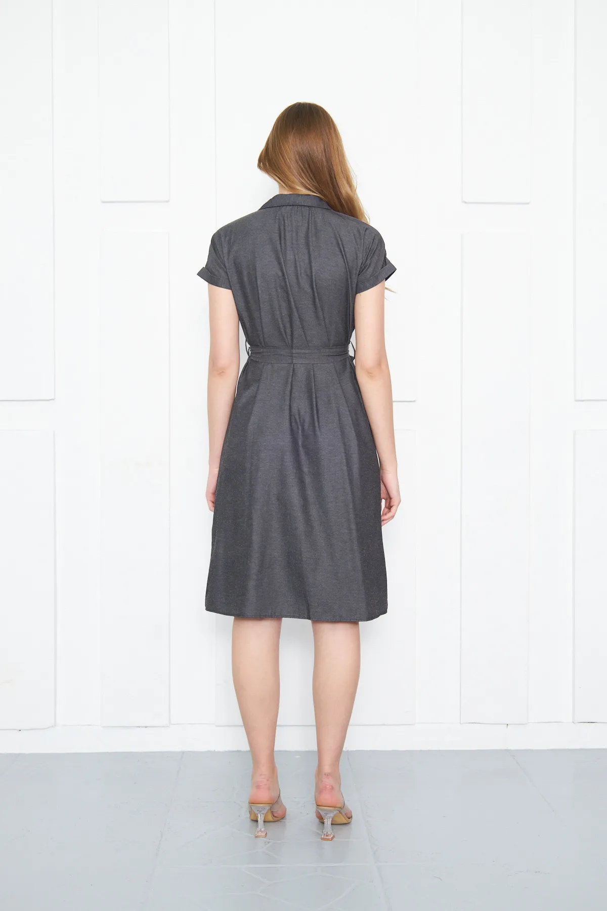 armonika  Anthrazitfarbenes Kurzarm-Hemdkleid mit Gürtel für Damen ARM-19Y001068
