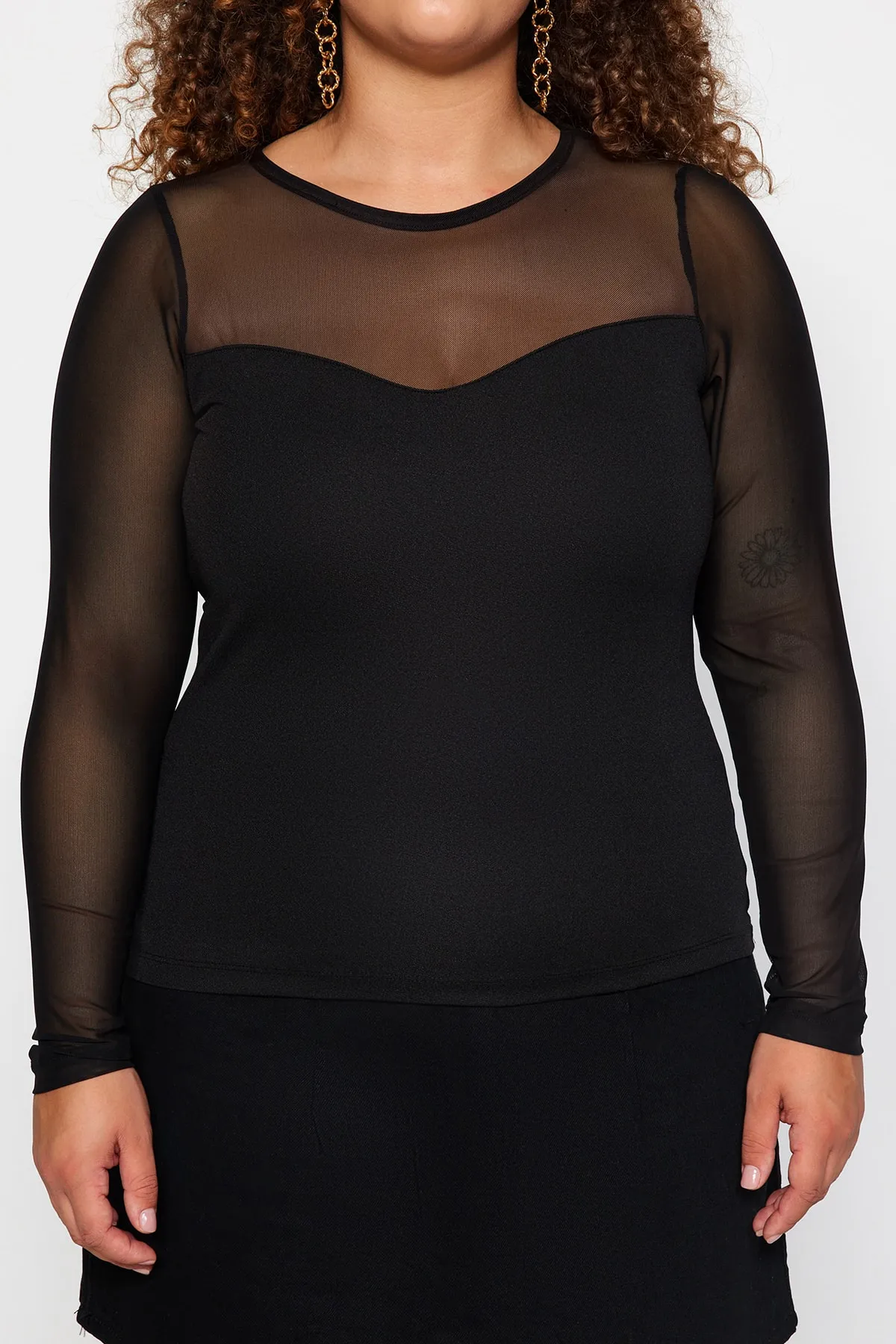 Trendyol Curve  Schwarze, detaillierte Strickbluse aus Tüll mit herzförmigem Ausschnitt TBBAW24AF00015