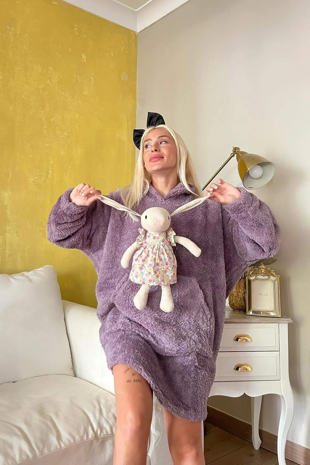 Pijamaevi  Lilafarbener, übergroßer Sweat-Poncho-Pyjama aus Vollplüsch mit Kapuze