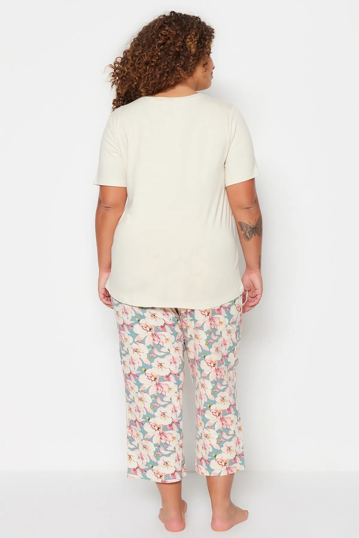 Trendyol Curve  Ecrufarbenes, kurzärmliges Pyjama-Set aus Strick mit Blumenmuster TBBSS23AI00009