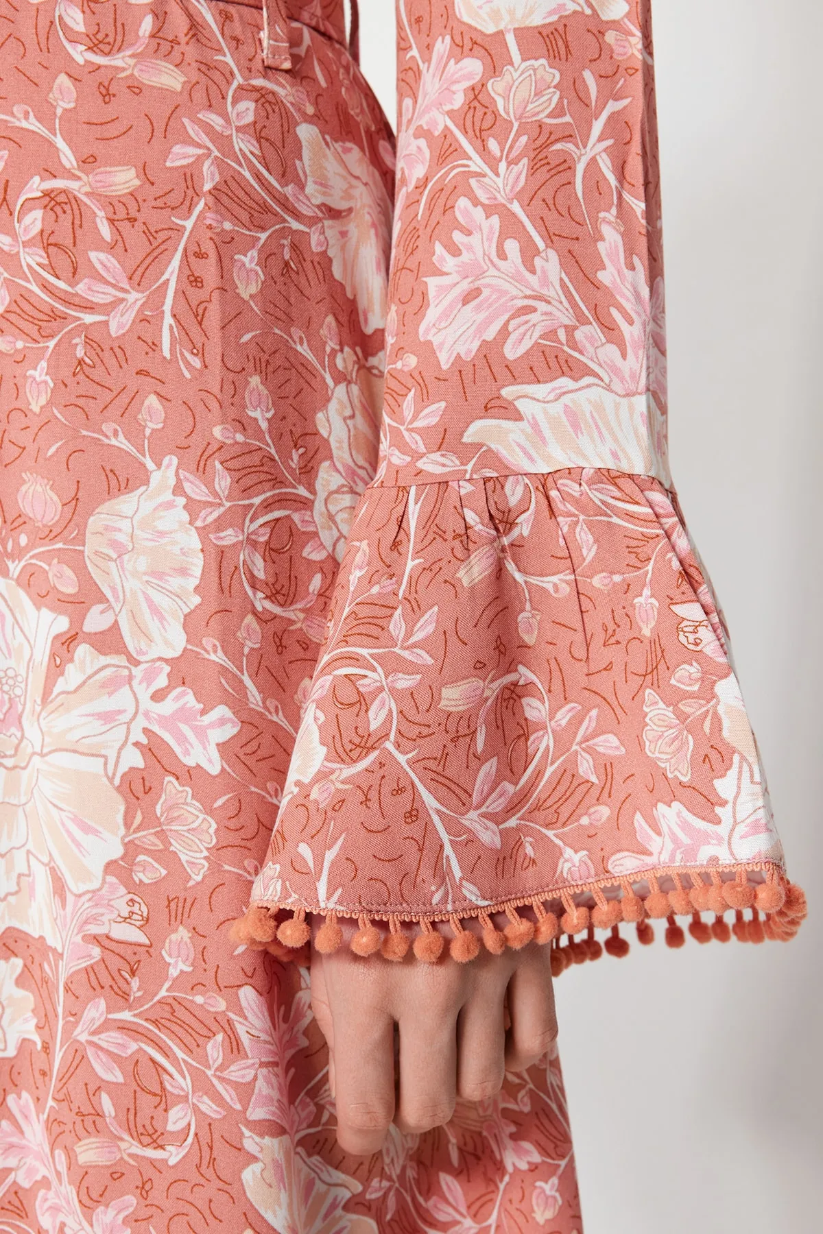 Trendyol Modest  Gewebtes Kleid mit Gürtel und Muster aus getrockneten Rosenblüten TCTSS23EB00189