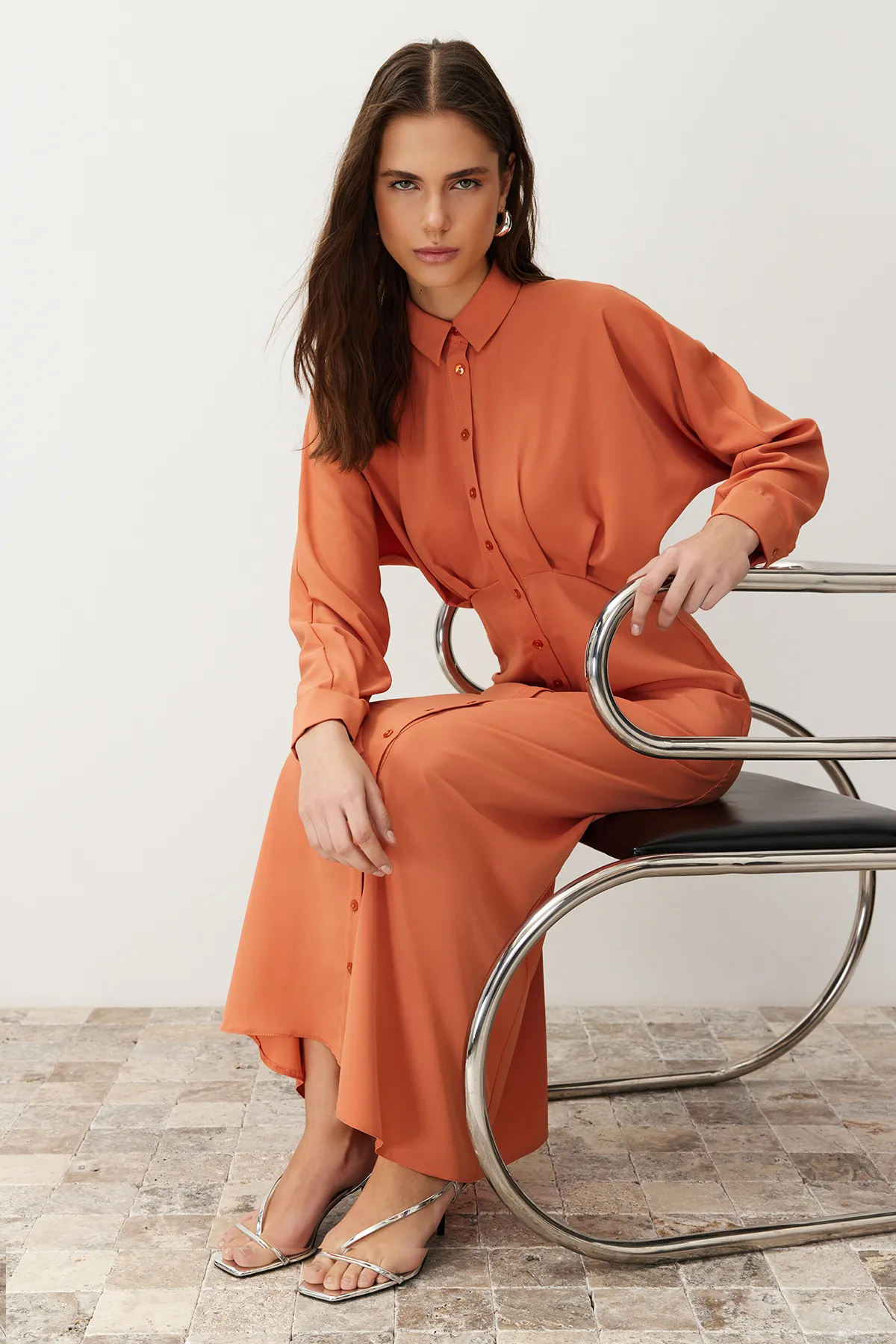 Trendyol Modest  Gewebtes Hemdblusenkleid mit Fliesendetail TCTSS24EB00011