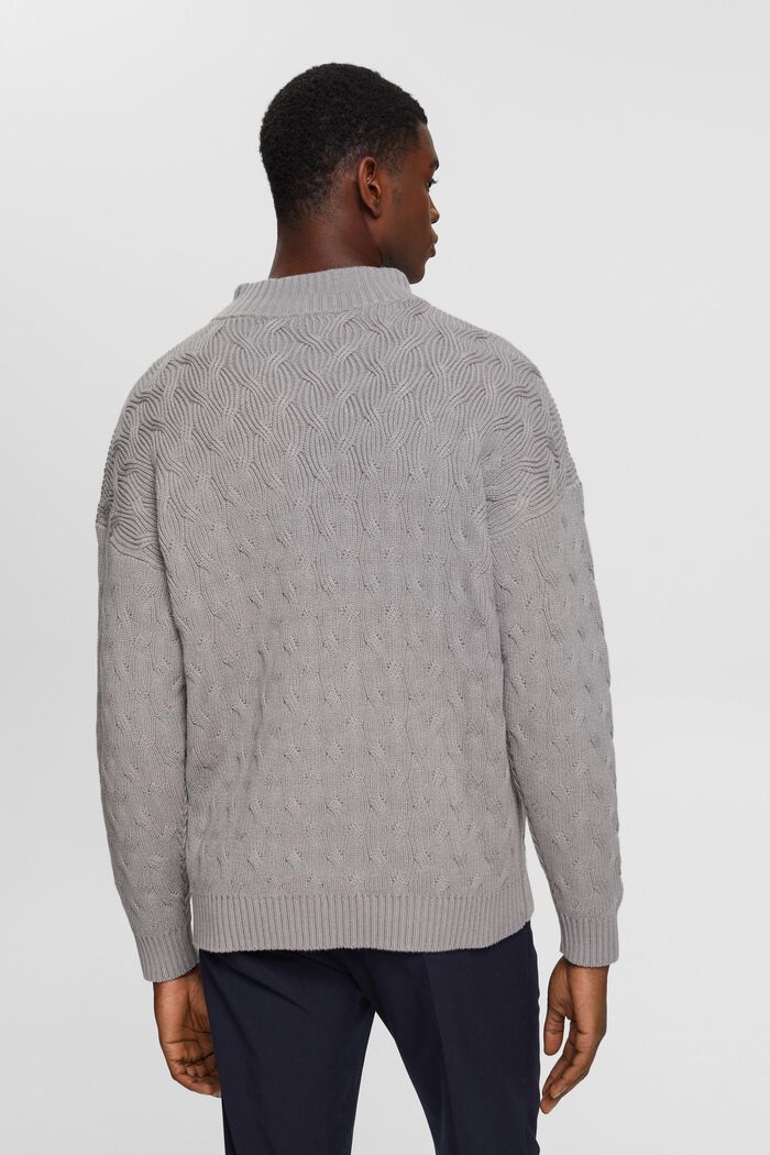 Grobstrickpullover mit Zopfmuster