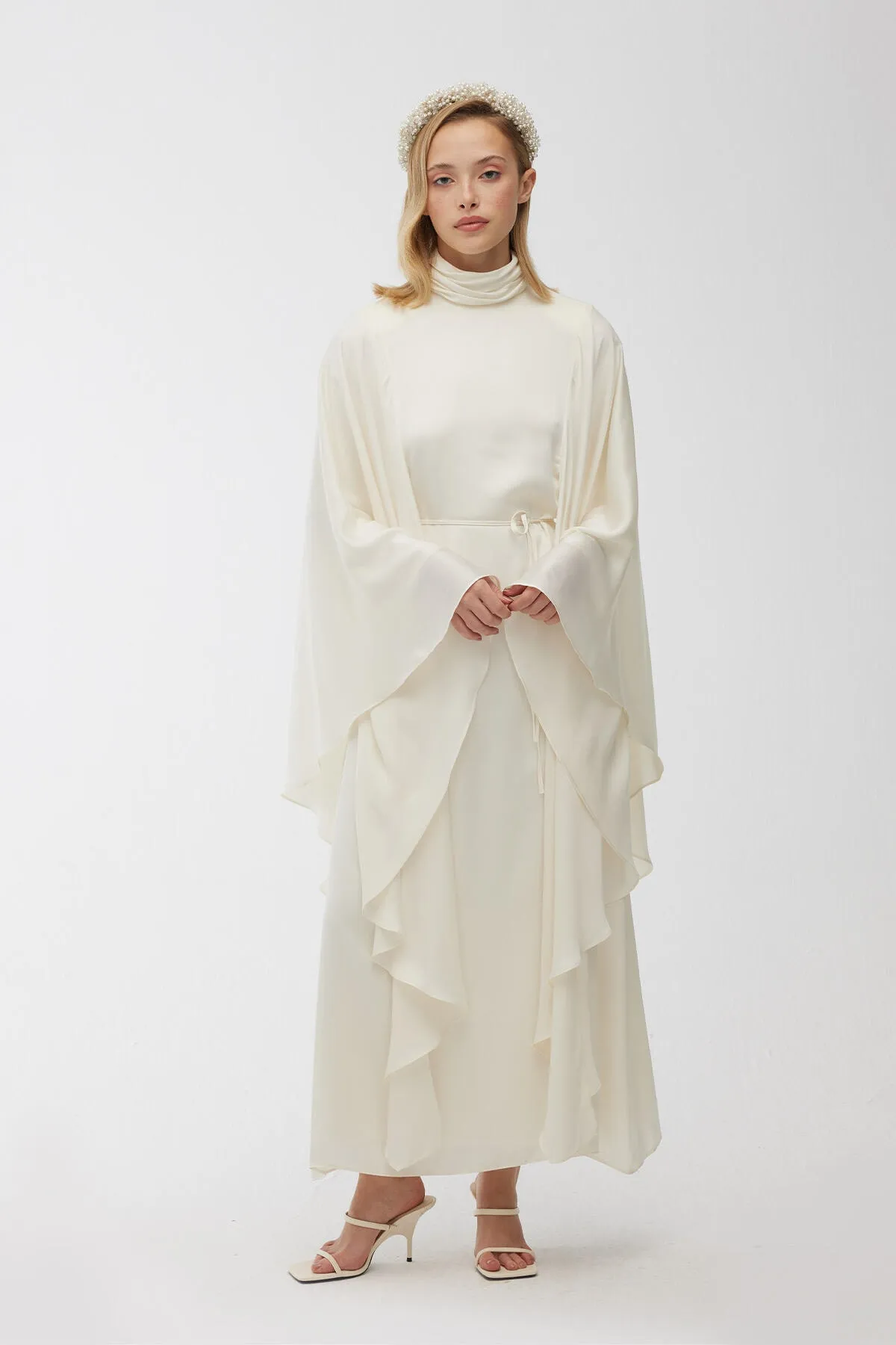 Manuka  Satin-Cape-Abendkleid Ecru